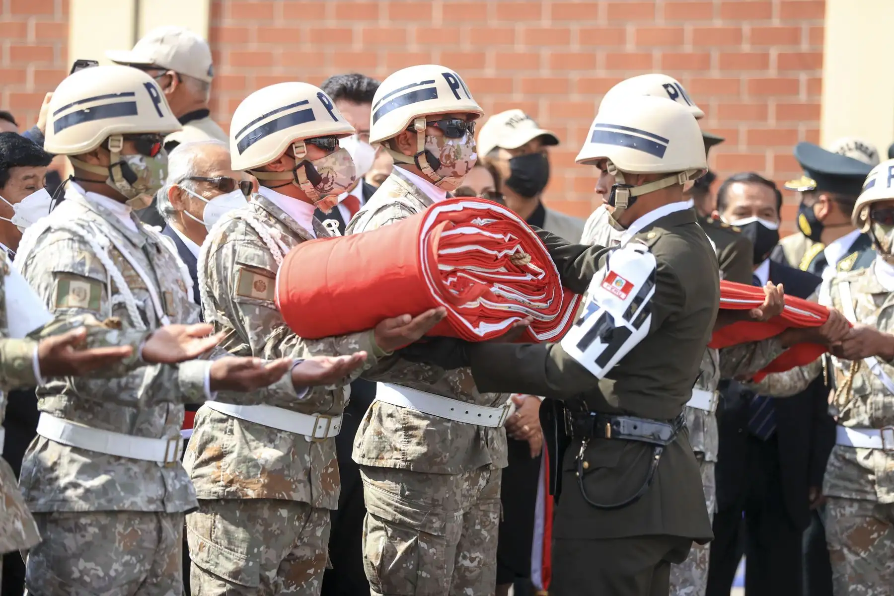 Presidente de la República, Pedro Castillo, participa de la solemne procesión de la bandera peruana en Tacna. Foto: Presidencia Perú