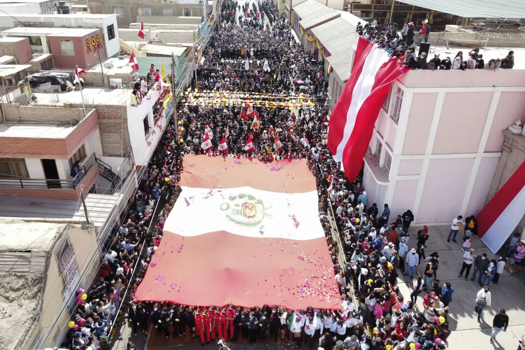Presidente de la República, Pedro Castillo, participa de la solemne procesión de la bandera peruana en Tacna. Foto: Presidencia Perú