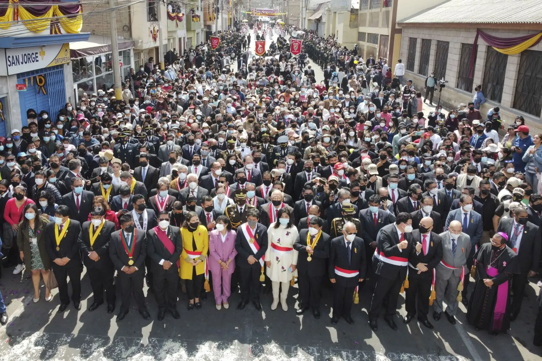 Presidente de la República, Pedro Castillo, participa de la solemne procesión de la bandera peruana en Tacna. Foto: Presidencia Perú