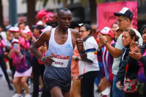 El keniano Edwin Kiprop Kiptoo ganó la edición número 39 del Maratón Internacional de la Ciudad de México en la rama masculina
