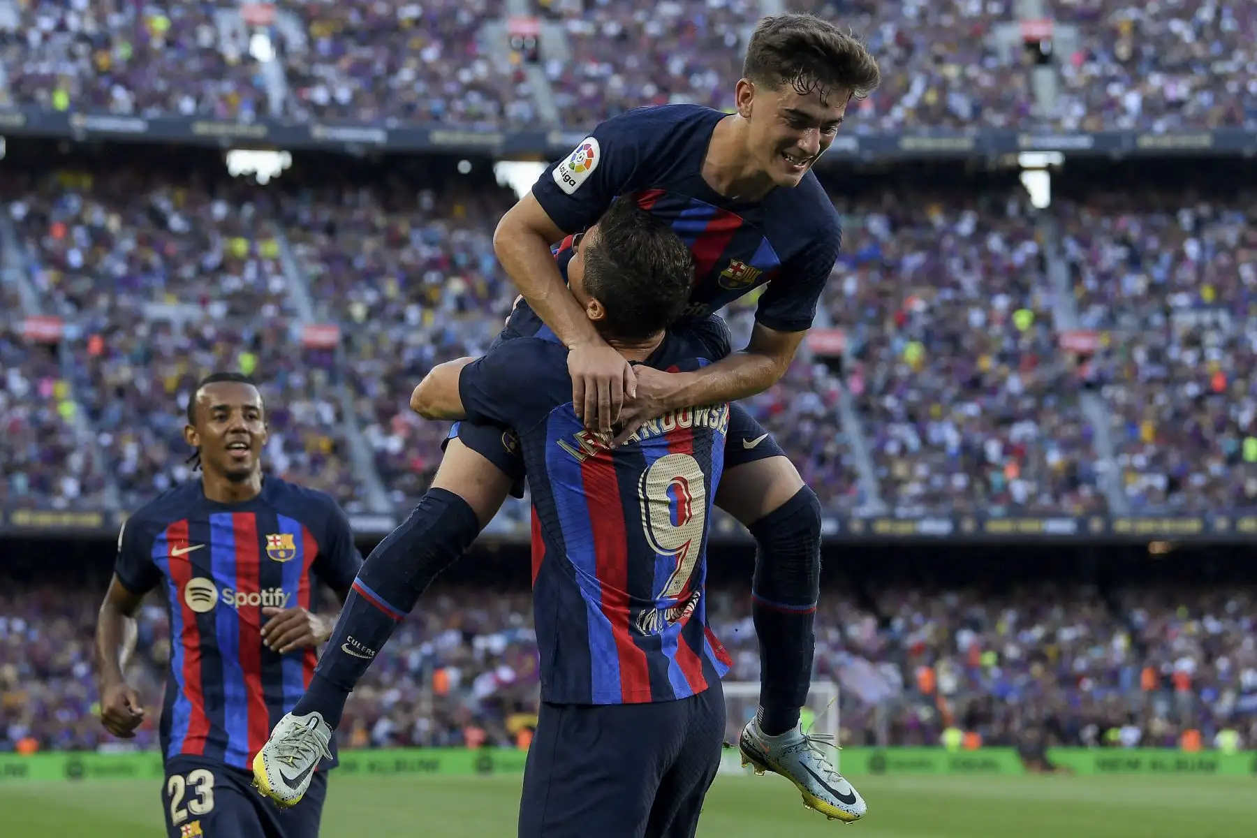 El delantero polaco del Barcelona, Robert Lewandowski, celebra con el centrocampista español del Barcelona, Gavi, después de marcar el primer gol de su equipo durante el partido de fútbol de la Liga española entre el FC Barcelona y el Real Valladolid FC en el estadio Camp Nou de Barcelona. Foto: AFP