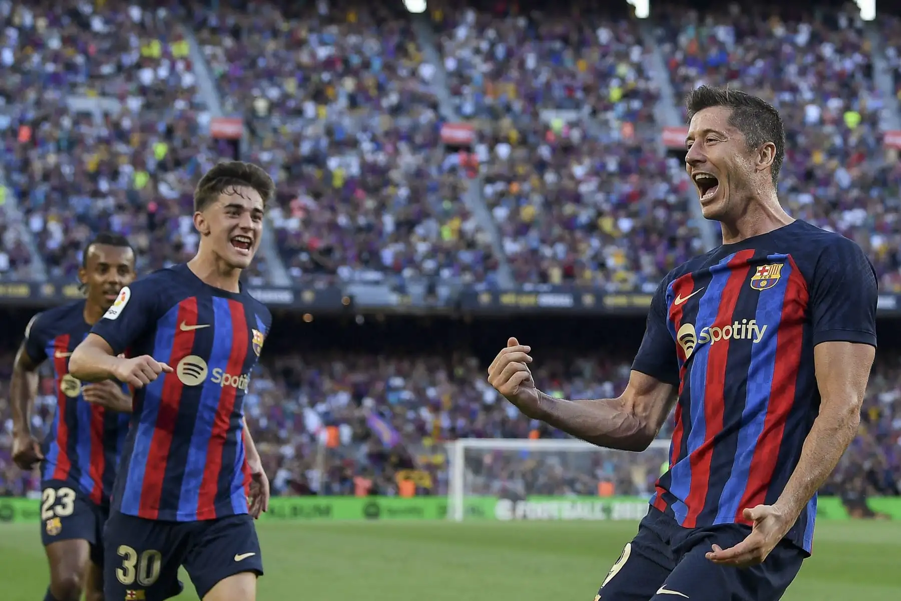 El delantero polaco de Barcelona, Robert Lewandowski, celebra con el centrocampista español de Barcelona, Gavi, después de marcar el primer gol de su equipo durante el partido de fútbol de la Liga española entre el FC Barcelona y el Real Valladolid FC en el estadio Camp Nou de Barcelona. Foto: AFP