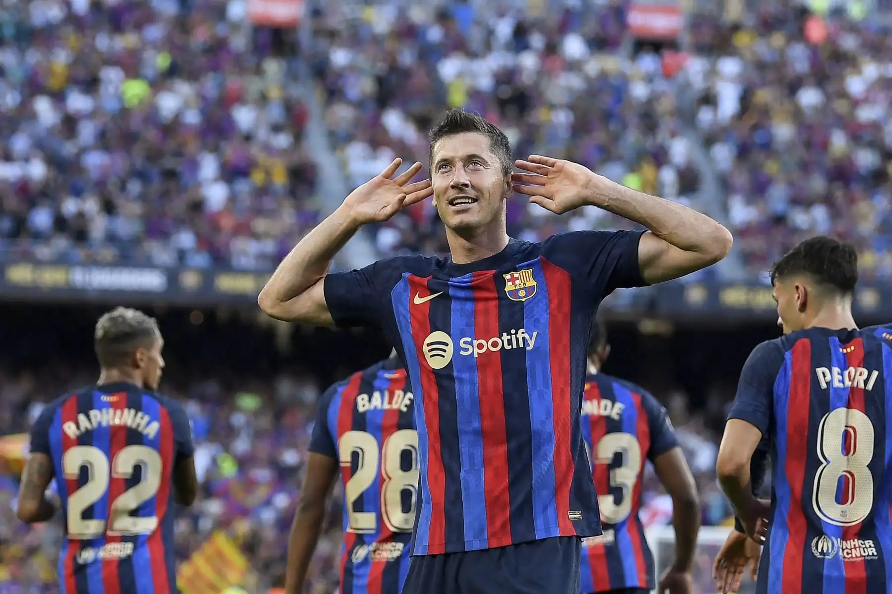 El delantero polaco del Barcelona, Robert Lewandowski, celebra después de marcar el primer gol de su equipo durante el partido de fútbol de la Liga española entre el FC Barcelona y el Real Valladolid FC en el estadio Camp Nou de Barcelona. Foto: AFP