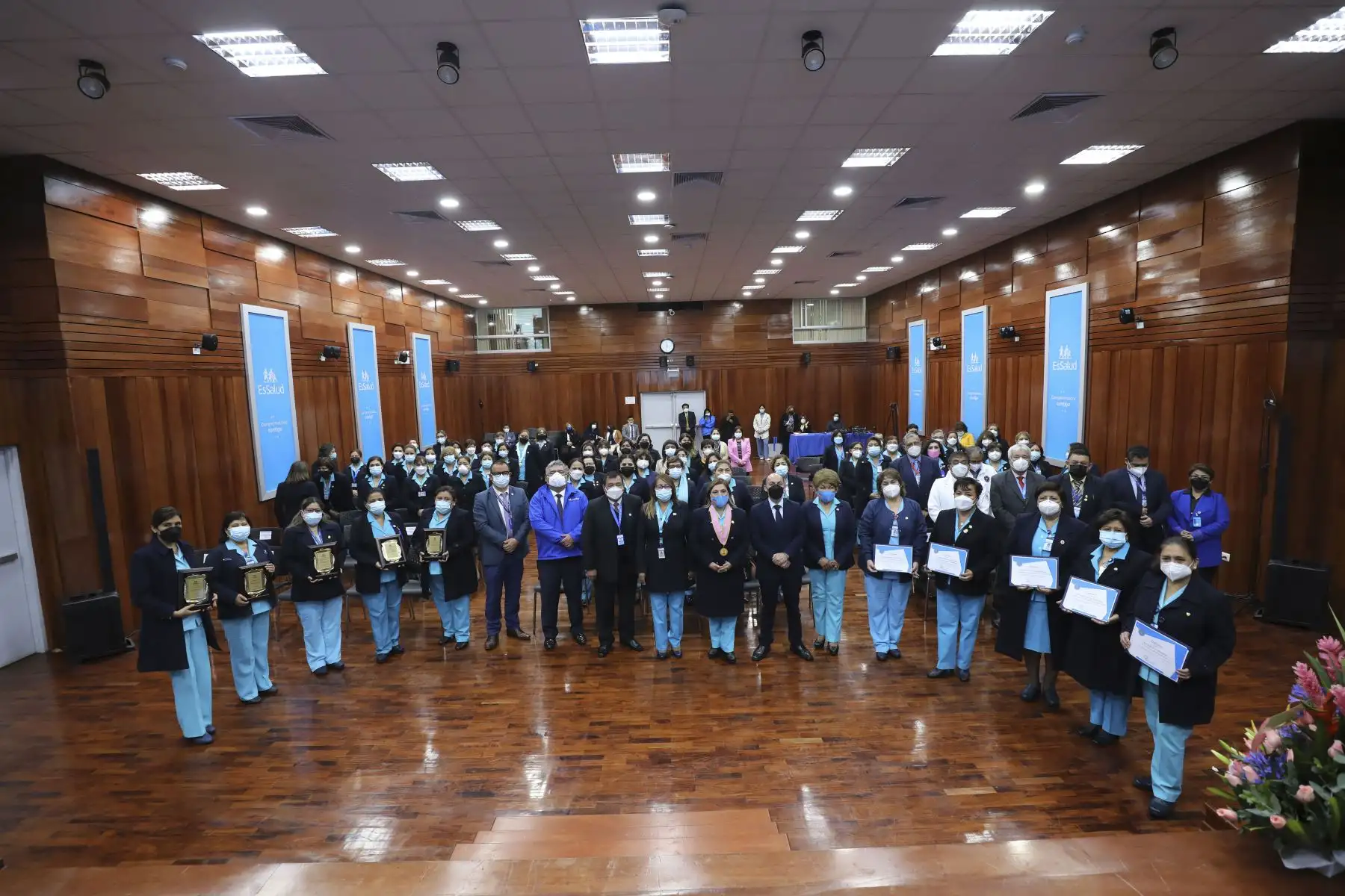 Al conmemorarse el 30 de agosto, el Día del Enfermero Peruano, el Seguro Social de Salud (EsSalud) rindió un cálido y merecido homenaje a las 13 mil 595 enfermeras y enfermeros que laboran en los hospitales y establecimientos de salud de las 30 redes con que cuenta la institución a nivel nacional. La ceremonia se desarrolló en el auditorio de la sede central de EsSalud. Foto: Difusión