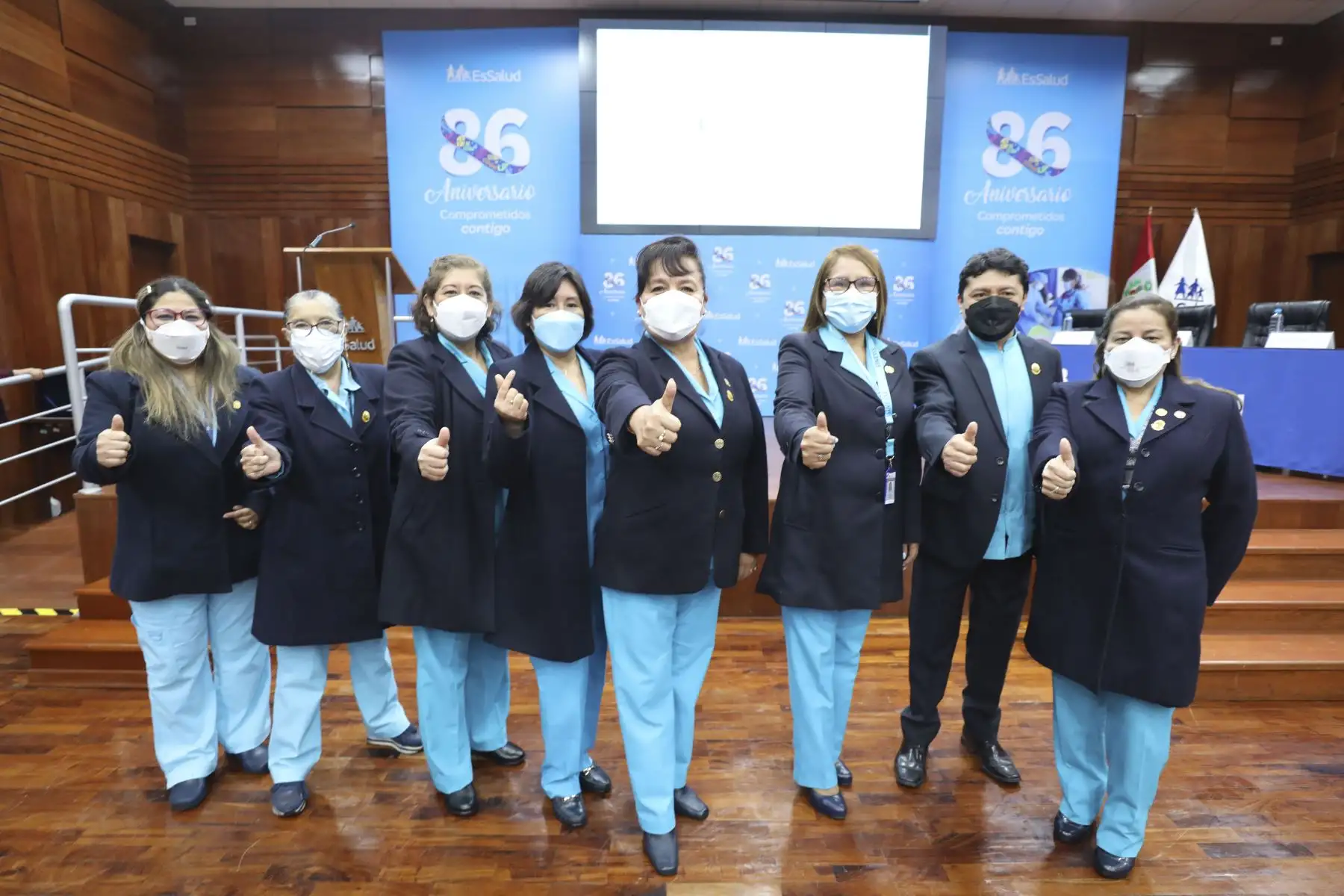 Al conmemorarse el 30 de agosto, el Día del Enfermero Peruano, el Seguro Social de Salud (EsSalud) rindió un cálido y merecido homenaje a las 13 mil 595 enfermeras y enfermeros que laboran en los hospitales y establecimientos de salud de las 30 redes con que cuenta la institución a nivel nacional. La ceremonia se desarrolló en el auditorio de la sede central de EsSalud. Foto: Difusión