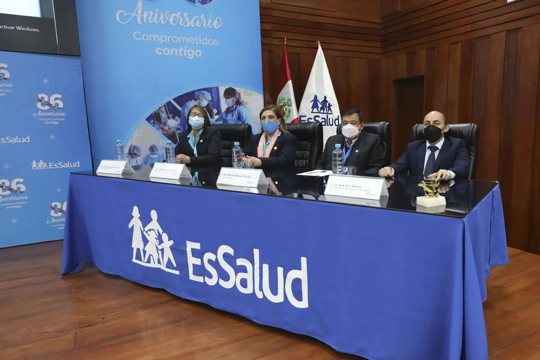 Al conmemorarse el 30 de agosto, el Día del Enfermero Peruano, el Seguro Social de Salud (EsSalud) rindió un cálido y merecido homenaje a las 13 mil 595 enfermeras y enfermeros que laboran en los hospitales y establecimientos de salud de las 30 redes con que cuenta la institución a nivel nacional. La ceremonia se desarrolló en el auditorio de la sede central de EsSalud. Foto: Difusión