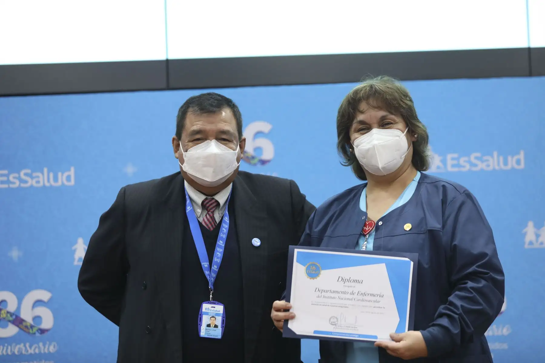 Al conmemorarse el 30 de agosto, el Día del Enfermero Peruano, el Seguro Social de Salud (EsSalud) rindió un cálido y merecido homenaje a las 13 mil 595 enfermeras y enfermeros que laboran en los hospitales y establecimientos de salud de las 30 redes con que cuenta la institución a nivel nacional. La ceremonia se desarrolló en el auditorio de la sede central de EsSalud. Foto: Difusión
