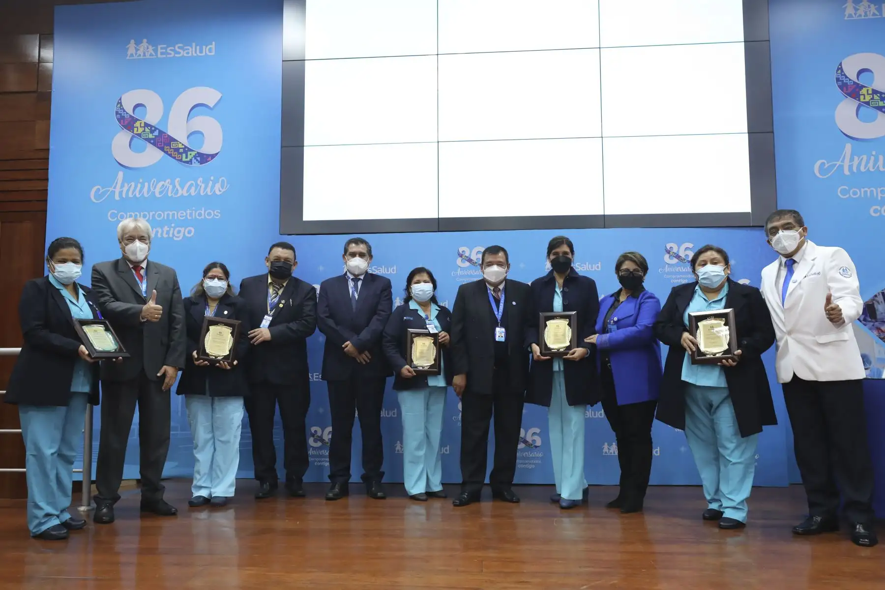 Al conmemorarse el 30 de agosto, el Día del Enfermero Peruano, el Seguro Social de Salud (EsSalud) rindió un cálido y merecido homenaje a las 13 mil 595 enfermeras y enfermeros que laboran en los hospitales y establecimientos de salud de las 30 redes con que cuenta la institución a nivel nacional. La ceremonia se desarrolló en el auditorio de la sede central de EsSalud. Foto: Difusión