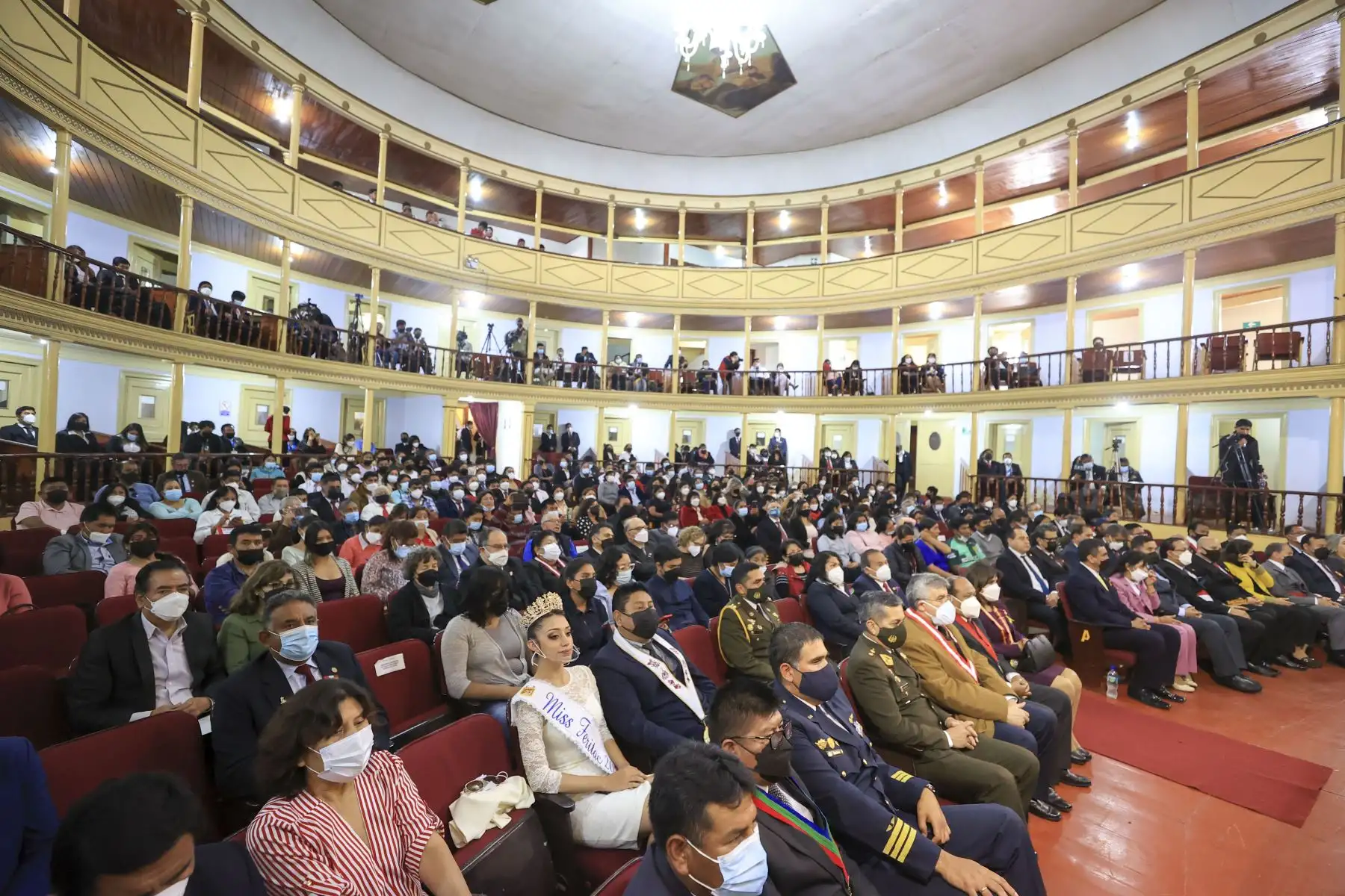 El presidente de la República, Pedro Castillo, se encuentra en el Teatro Municipal de Tacna, participando de la sesión solemne en homenaje por el 93° aniversario de la Reincorporación de Tacna al Perú junto a ministros de Estado, congresistas y autoridades regionales. Foto: Presidencia Perú