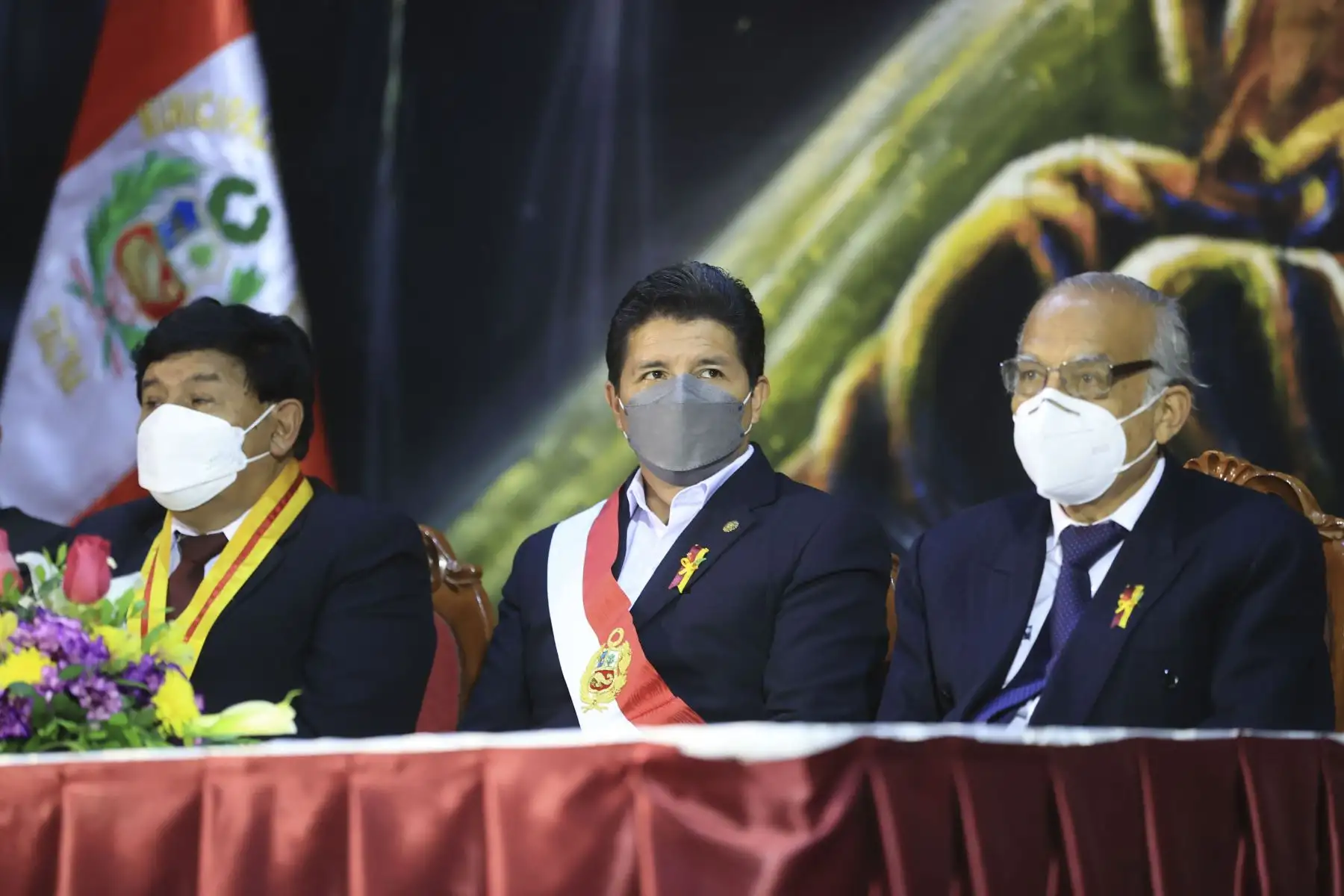 El presidente de la República, Pedro Castillo, se encuentra en el Teatro Municipal de Tacna, participando de la sesión solemne en homenaje por el 93° aniversario de la Reincorporación de Tacna al Perú junto a ministros de Estado, congresistas y autoridades regionales. Foto: Presidencia Perú