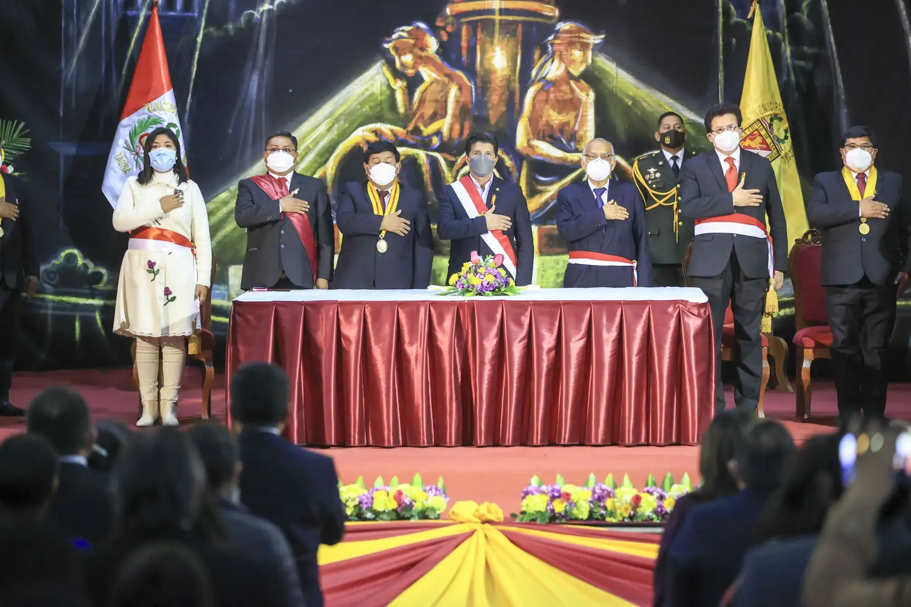 El presidente de la República, Pedro Castillo, se encuentra en el Teatro Municipal de Tacna, participando de la sesión solemne en homenaje por el 93° aniversario de la Reincorporación de Tacna al Perú junto a ministros de Estado, congresistas y autoridades regionales. Foto: Presidencia Perú
