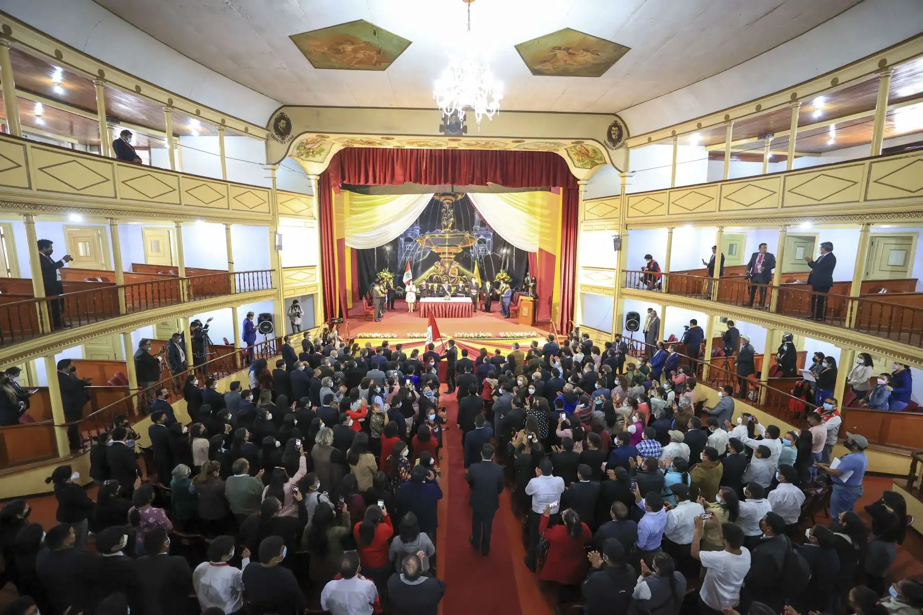 El presidente de la República, Pedro Castillo, se encuentra en el Teatro Municipal de Tacna, participando de la sesión solemne en homenaje por el 93° aniversario de la Reincorporación de Tacna al Perú junto a ministros de Estado, congresistas y autoridades regionales. Foto: Presidencia Perú