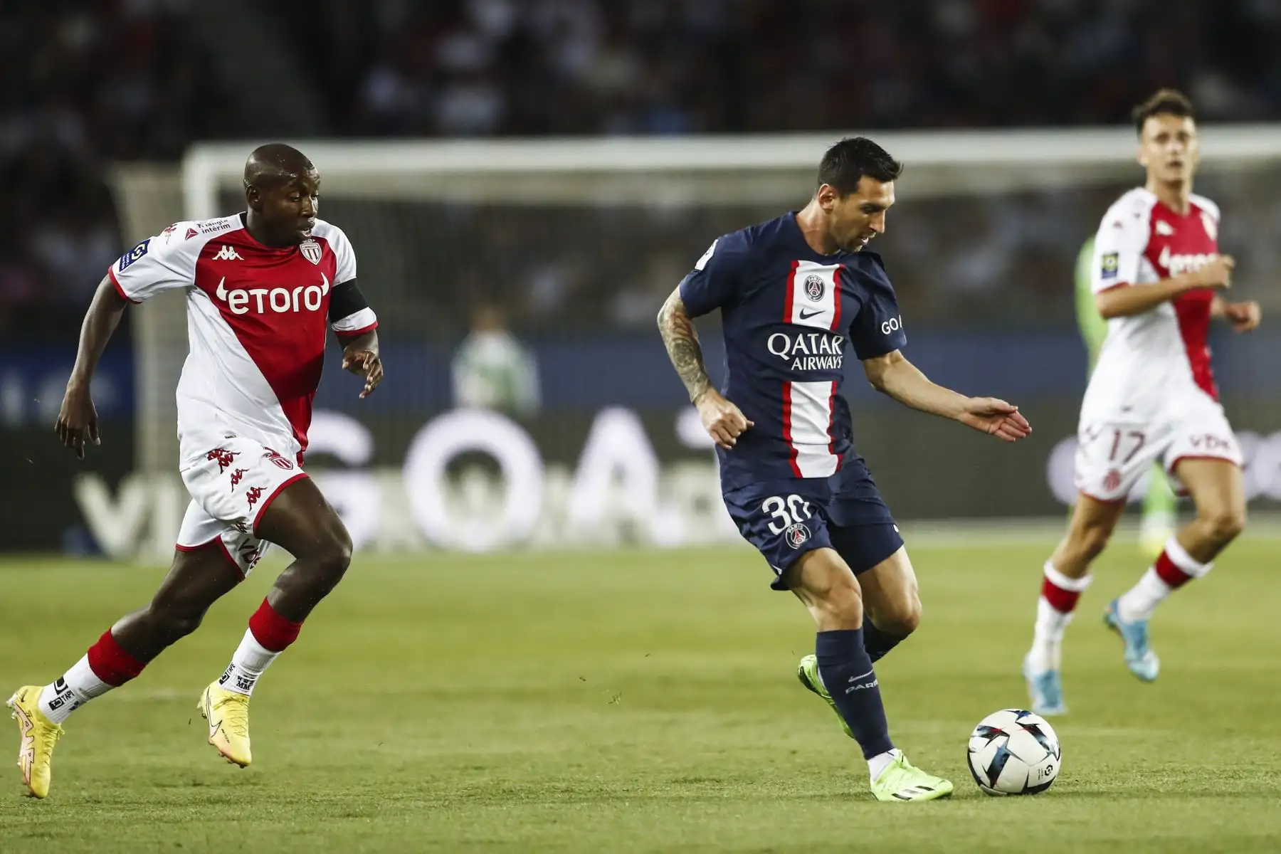 Lionel Messi del Paris Saint Germain en acción durante el partido de la liga francesa. Foto: EFE