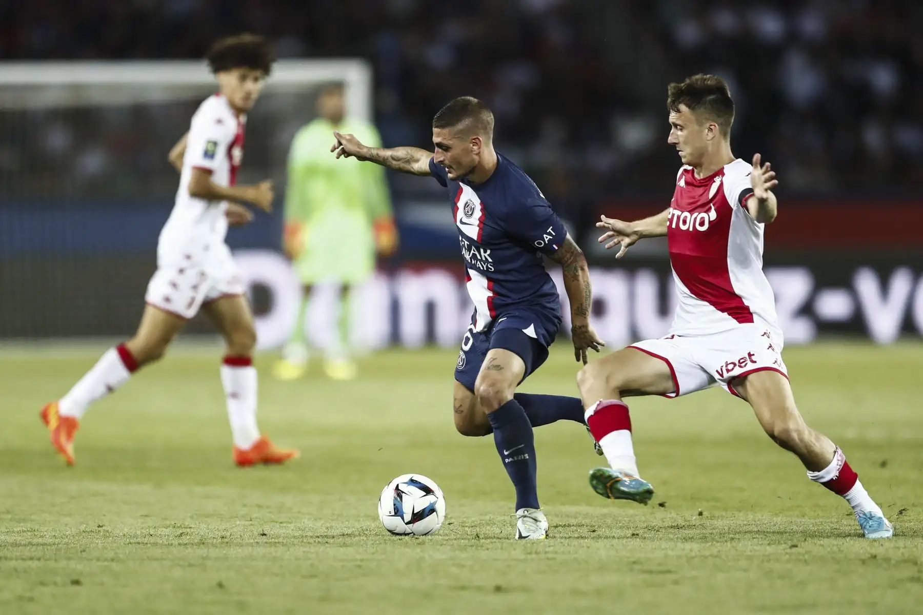 Marco Verratti de Paris Saint Germain y Aleksandr Golovin de Mónaco en acción durante el partido de fútbol de la liga francesa. Foto: EFE