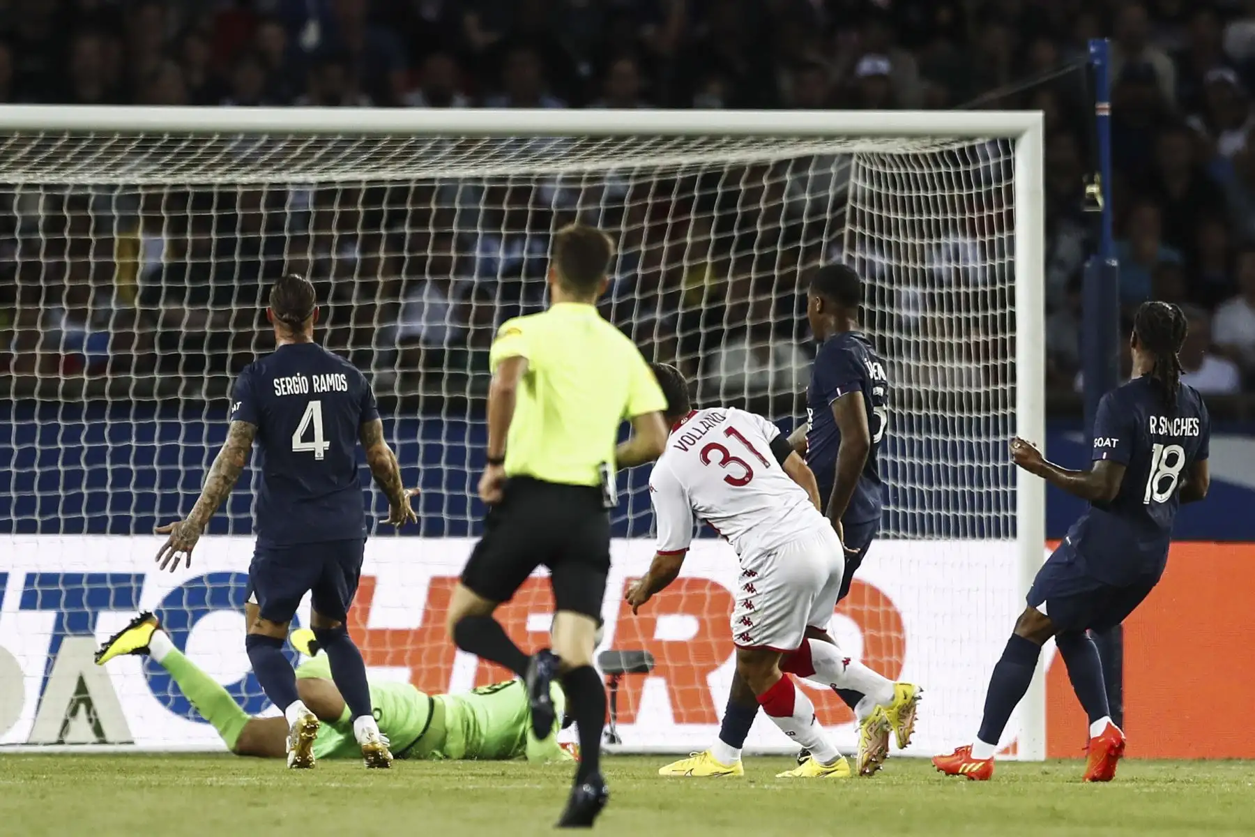 Kevin Volland del Mónaco anota el 1-0 durante el partido frente al PSG por la liga francesa. Foto: EFE