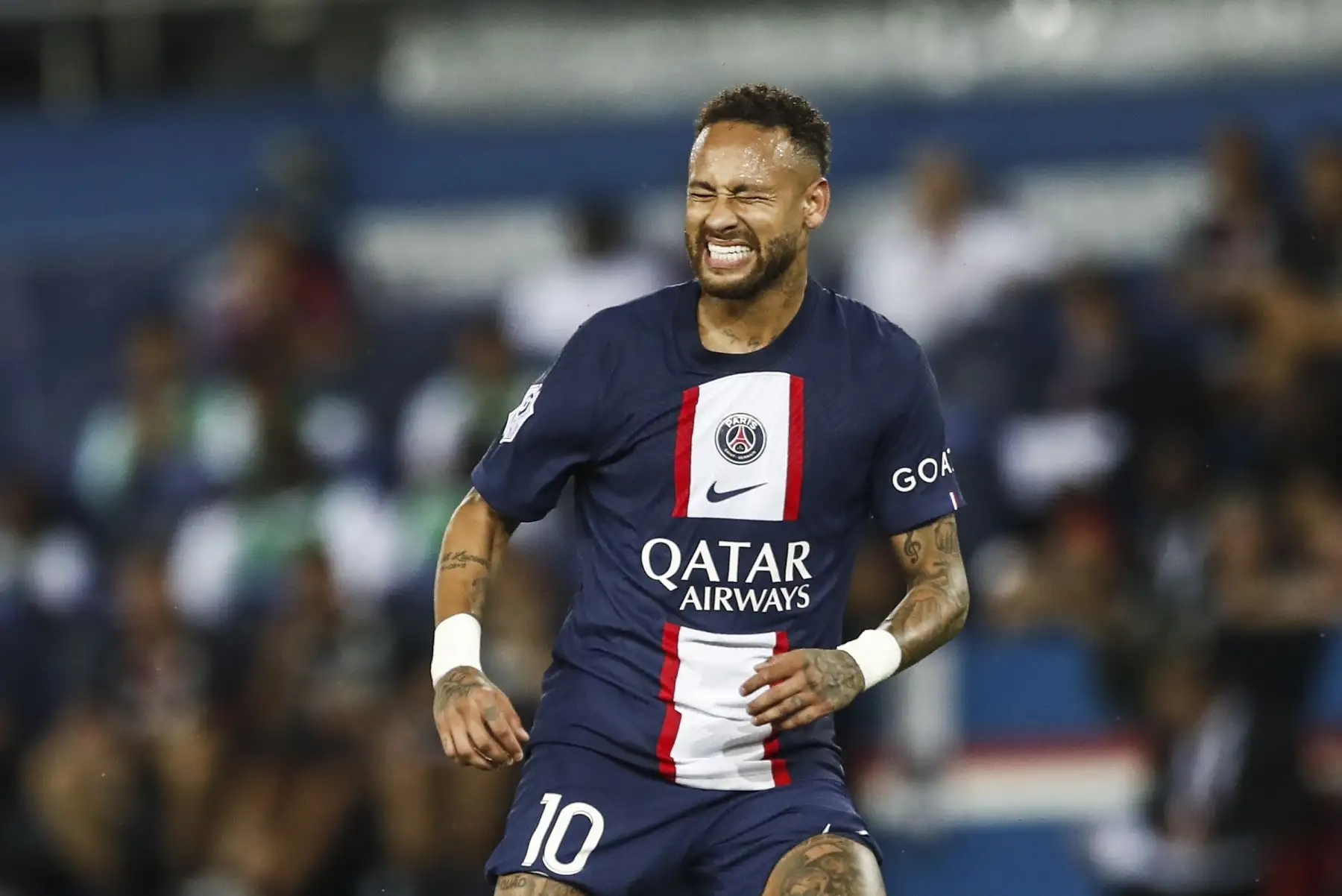 Neymar Jr del Paris Saint Germain reacciona durante el partido de la liga francesa. Foto: EFE