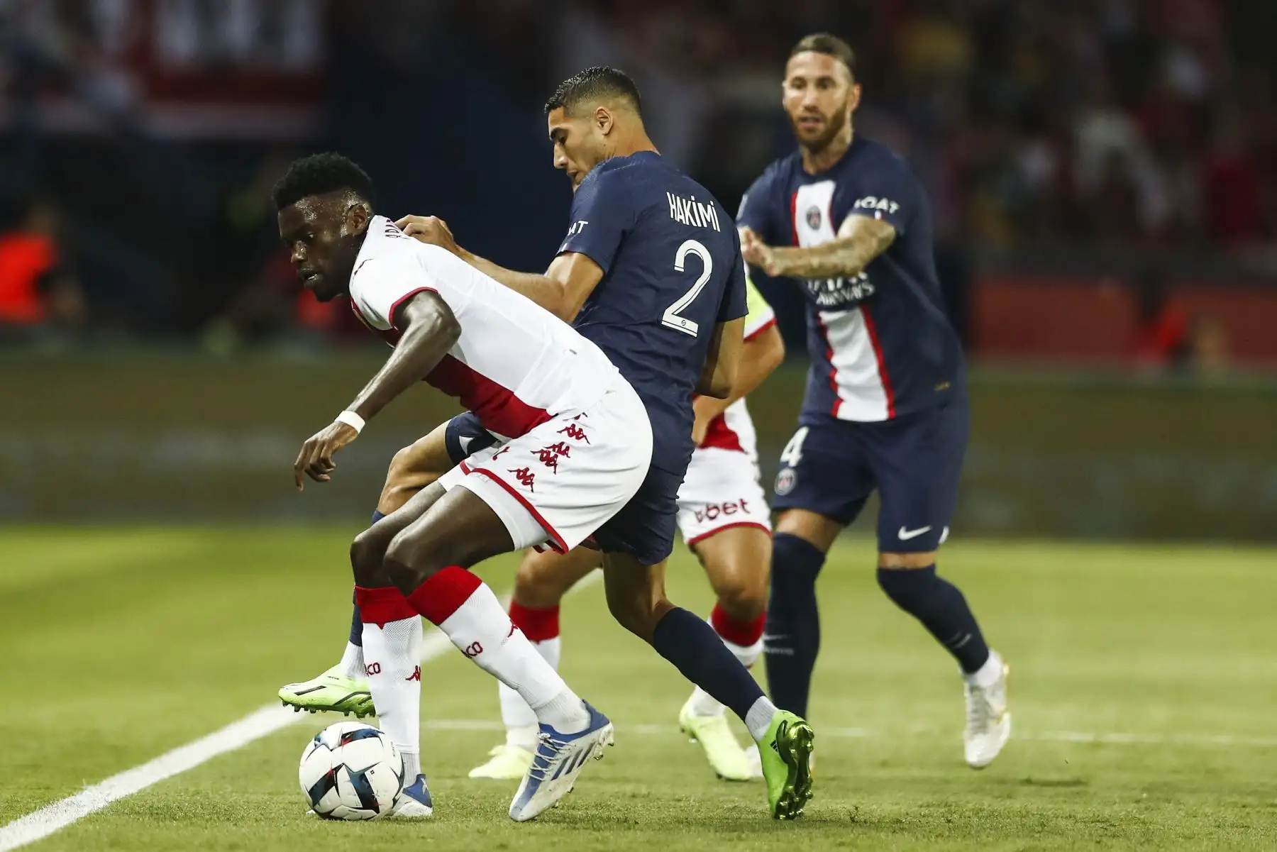 Benoit Badiashile de Mónaco y Hakimi del Paris Saint Germain en acción durante el partido de la liga francesa. Foto: EFE
