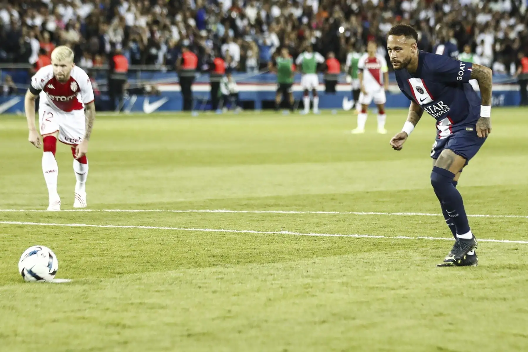 Neymar Jr del Paris Saint Germain anota el 1-1 de penalti durante el partido por la liga francesa. Foto: EFE