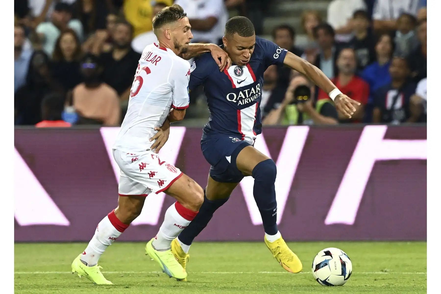 El defensor francés de Mónaco, Ruben Aguilar, lucha por el balón con el delantero francés de Paris Saint-Germain, Kylian Mbappe, durante el partido de la liga francesa, en el Parque de los Príncipes. Foto: AFP