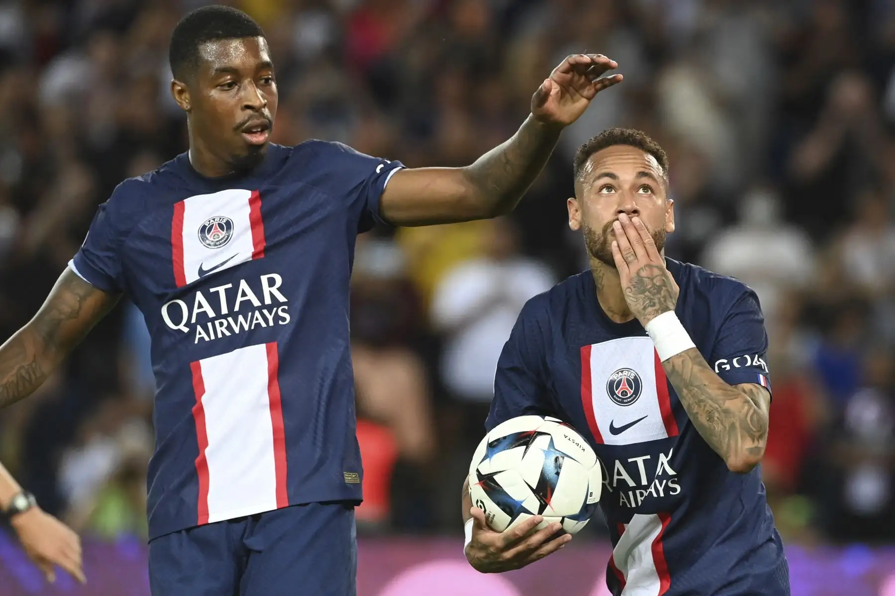 El delantero brasileño de Paris Saint-Germain, Neymar, celebra con el defensor francés de Paris Saint-Germain, Presnel Kimpembe, después de marcar el primer gol de su equipo ante le Monaco. Foto: AFP