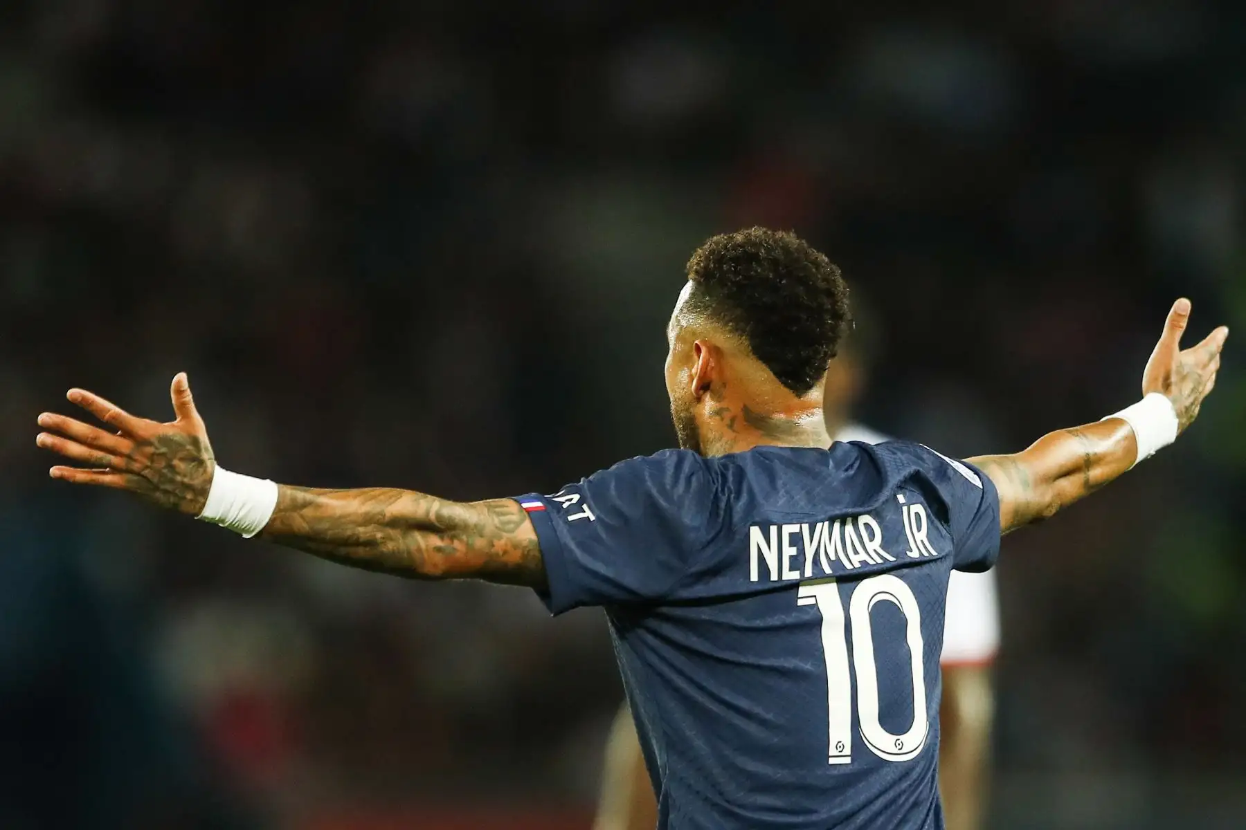 Neymar Jr del Paris Saint Germain reacciona durante el partido de la liga francesa. Foto: EFE