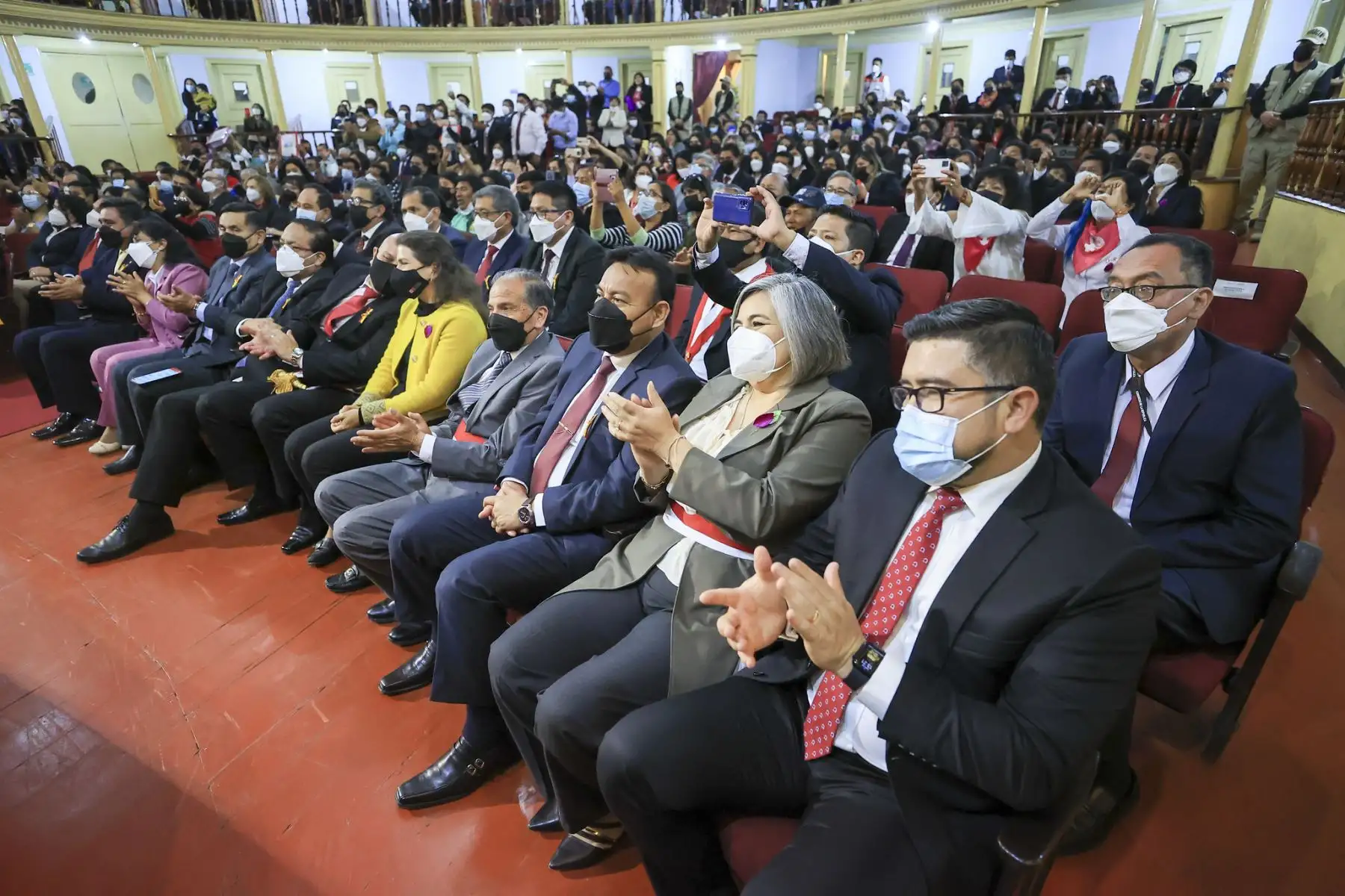 El presidente de la República, Pedro Castillo, se encuentra en el Teatro Municipal de Tacna, participando de la sesión solemne en homenaje por el 93° aniversario de la Reincorporación de Tacna al Perú junto a ministros de Estado, congresistas y autoridades regionales. Foto: Presidencia Perú