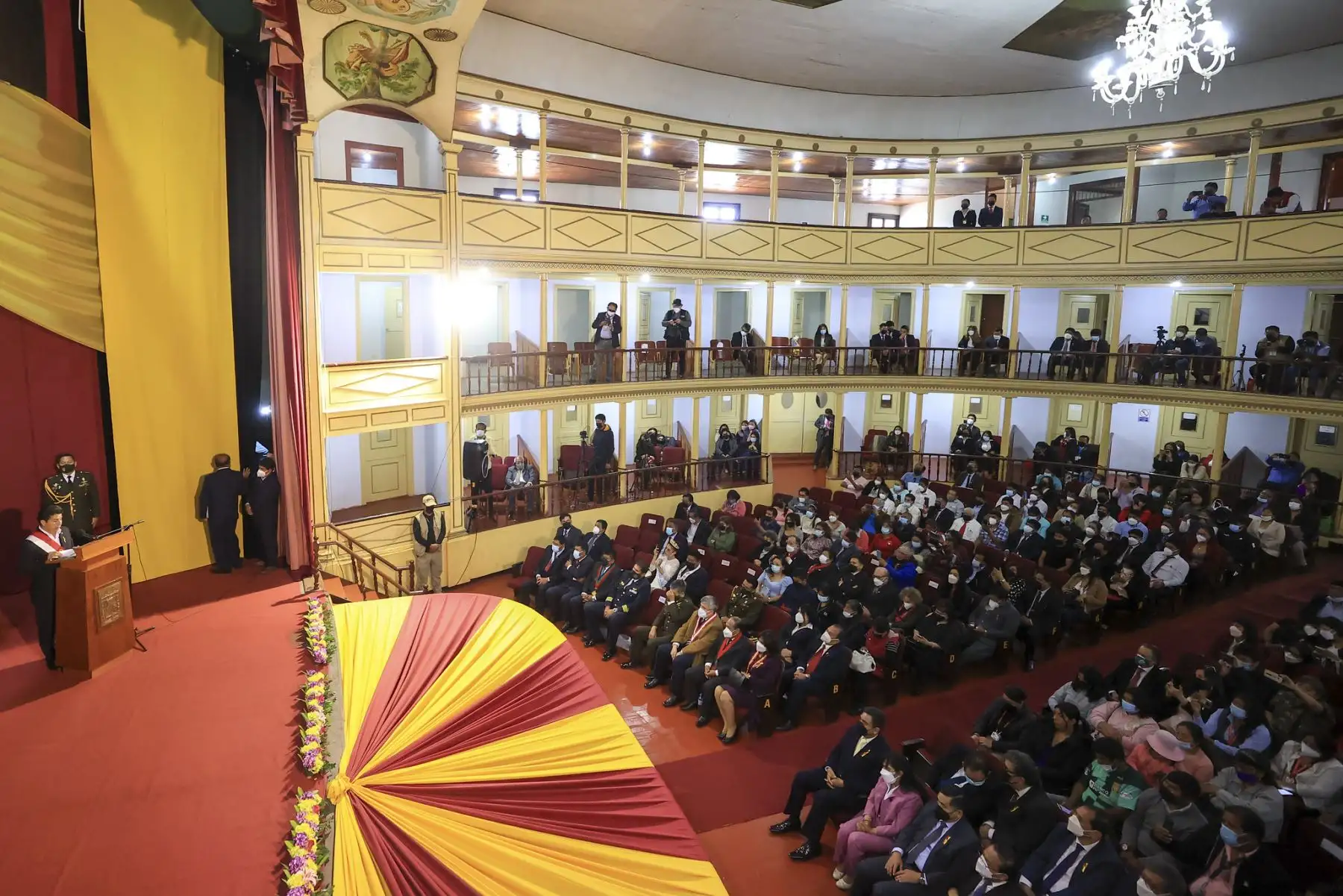 El presidente de la República, Pedro Castillo, se encuentra en el Teatro Municipal de Tacna, participando de la sesión solemne en homenaje por el 93° aniversario de la Reincorporación de Tacna al Perú junto a ministros de Estado, congresistas y autoridades regionales. Foto: Presidencia Perú