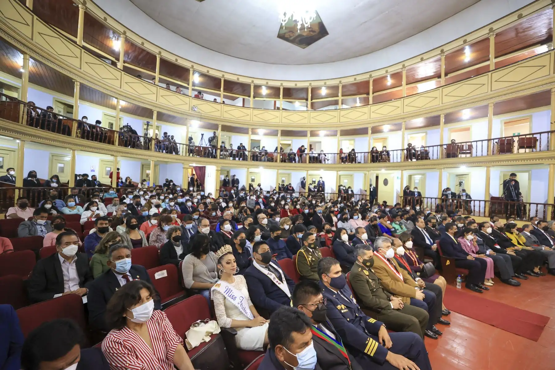 El presidente de la República, Pedro Castillo, se encuentra en el Teatro Municipal de Tacna, participando de la sesión solemne en homenaje por el 93° aniversario de la Reincorporación de Tacna al Perú junto a ministros de Estado, congresistas y autoridades regionales. Foto: Presidencia Perú
