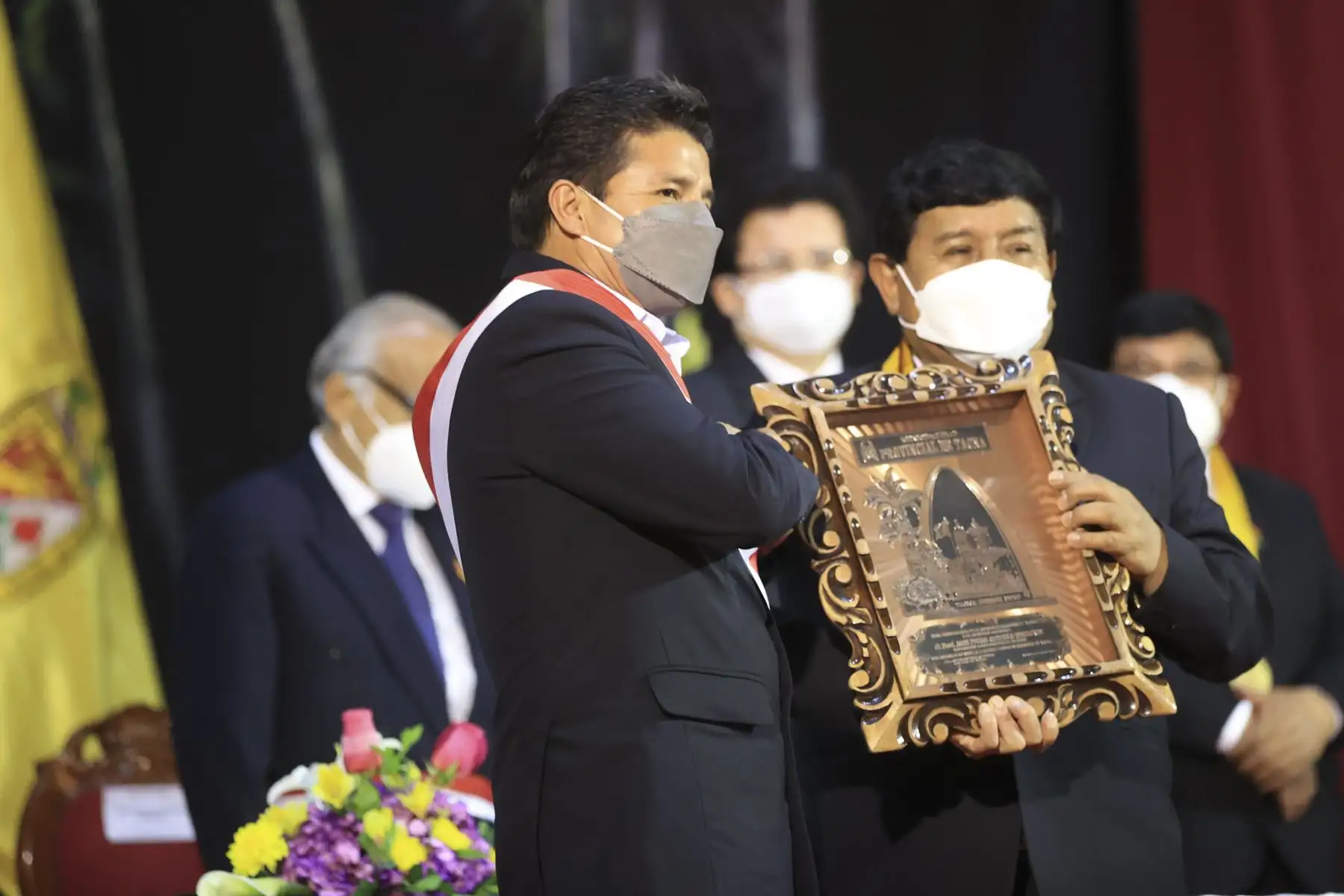 El presidente de la República, Pedro Castillo, se encuentra en el Teatro Municipal de Tacna, participando de la sesión solemne en homenaje por el 93° aniversario de la Reincorporación de Tacna al Perú junto a ministros de Estado, congresistas y autoridades regionales. Foto: Presidencia Perú