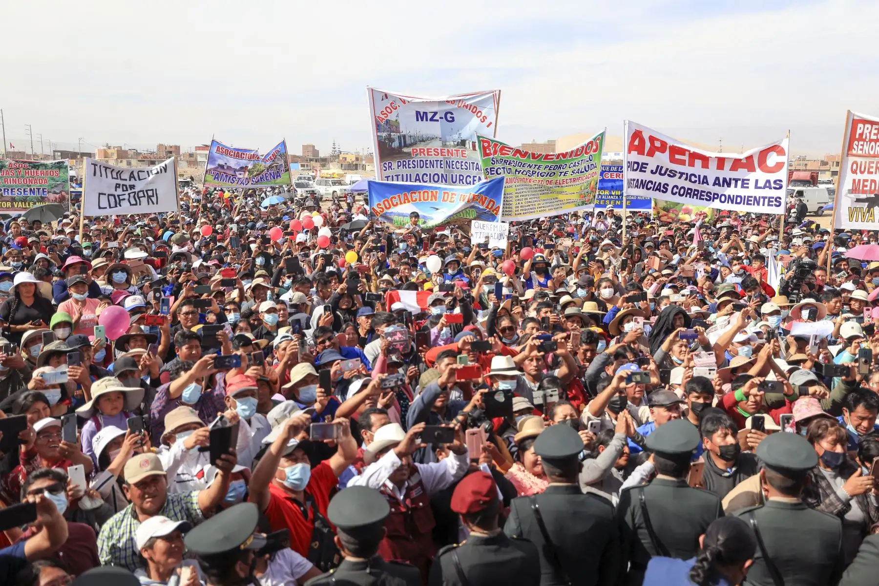 El presidente de la República, Pedro Castillo, se reúne con la población de Gregorio Albarracín, en Tacna. Foto: ANDINA/Prensa Presidencia