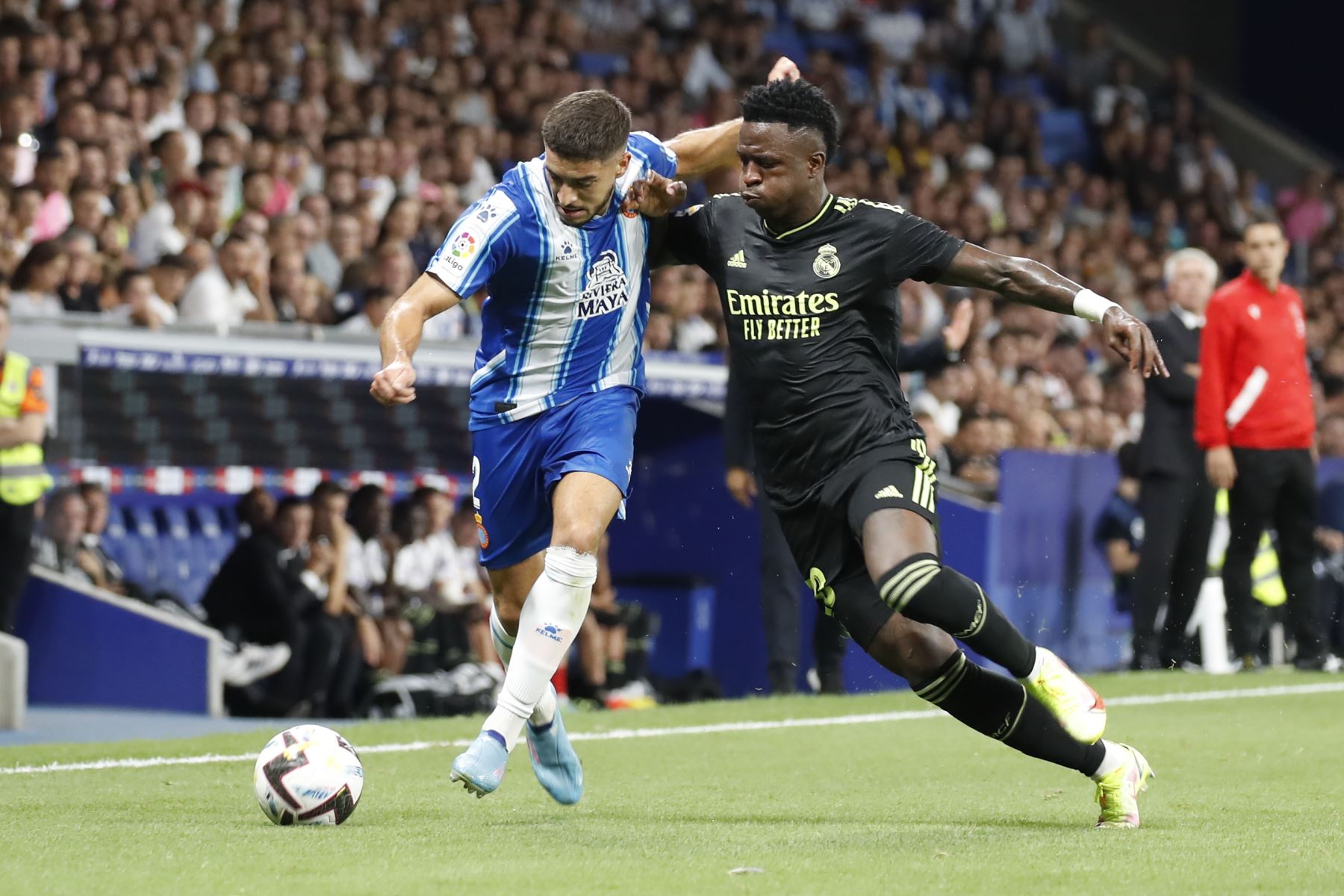 El delantero del Real Madrid Vinicius Jr. lucha con Oscar Gil, del RCD Espanyol, durante el partido de la tercera jornada de LaLiga. Foto: EFE