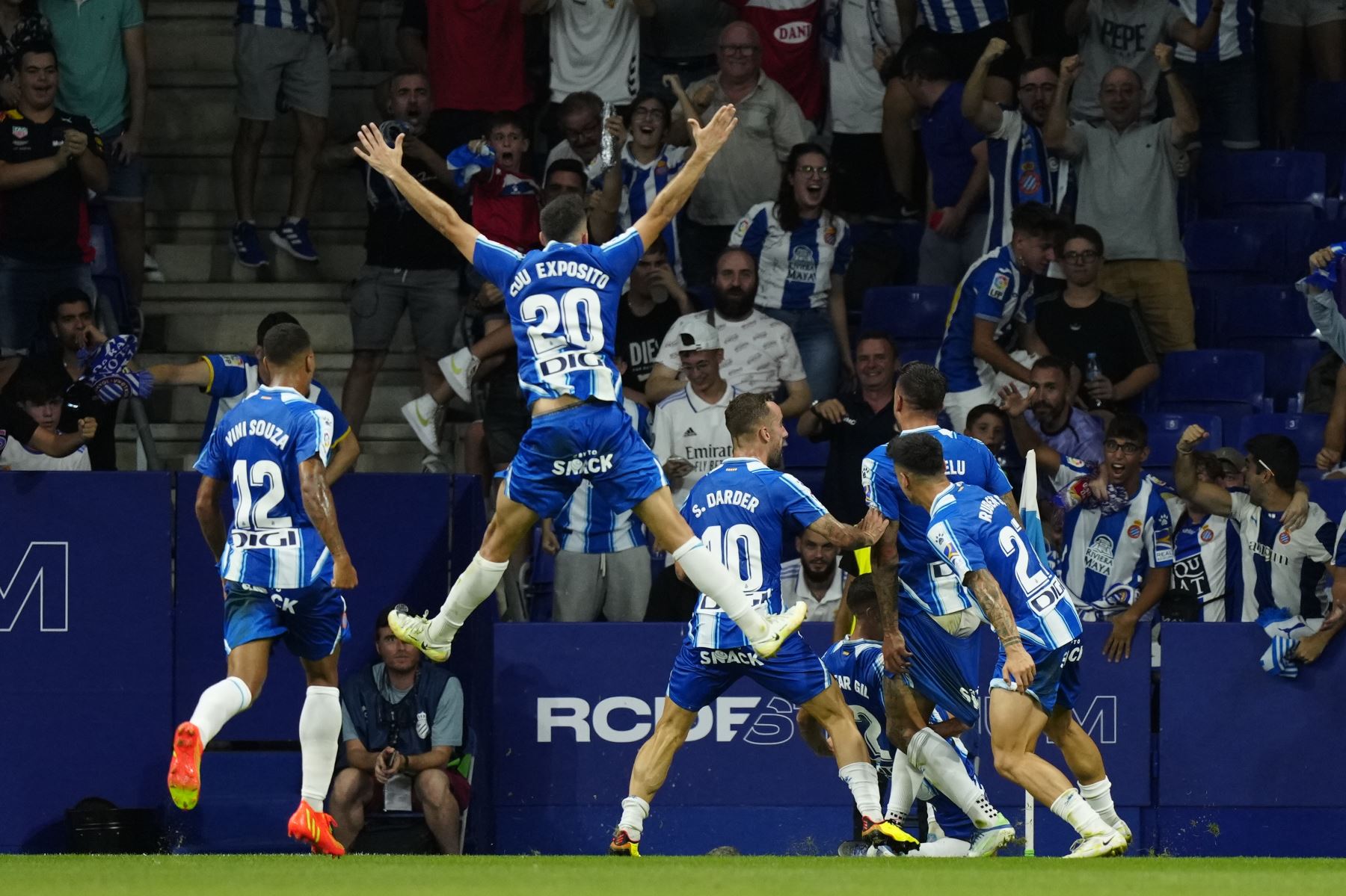 Los jugadores del RCD Espanyol celebran el gol de Joselu, durante el partido de la tercera jornada de LaLiga. Foto: EFE