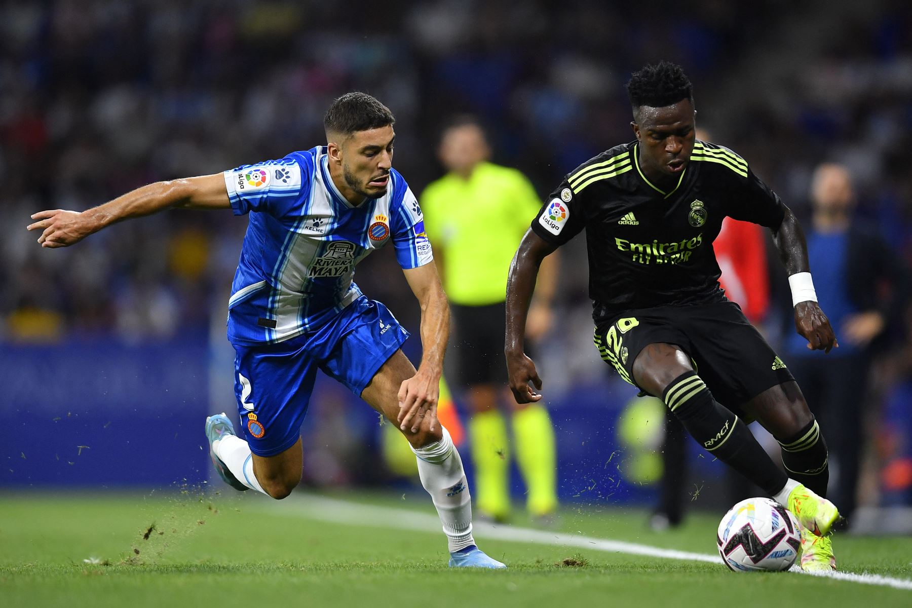 El defensor español del Espanyol, Oscar Gil, compite con el delantero brasileño del Real Madrid, Vinicius Junior, durante el partido de la Liga. Foto: AFP