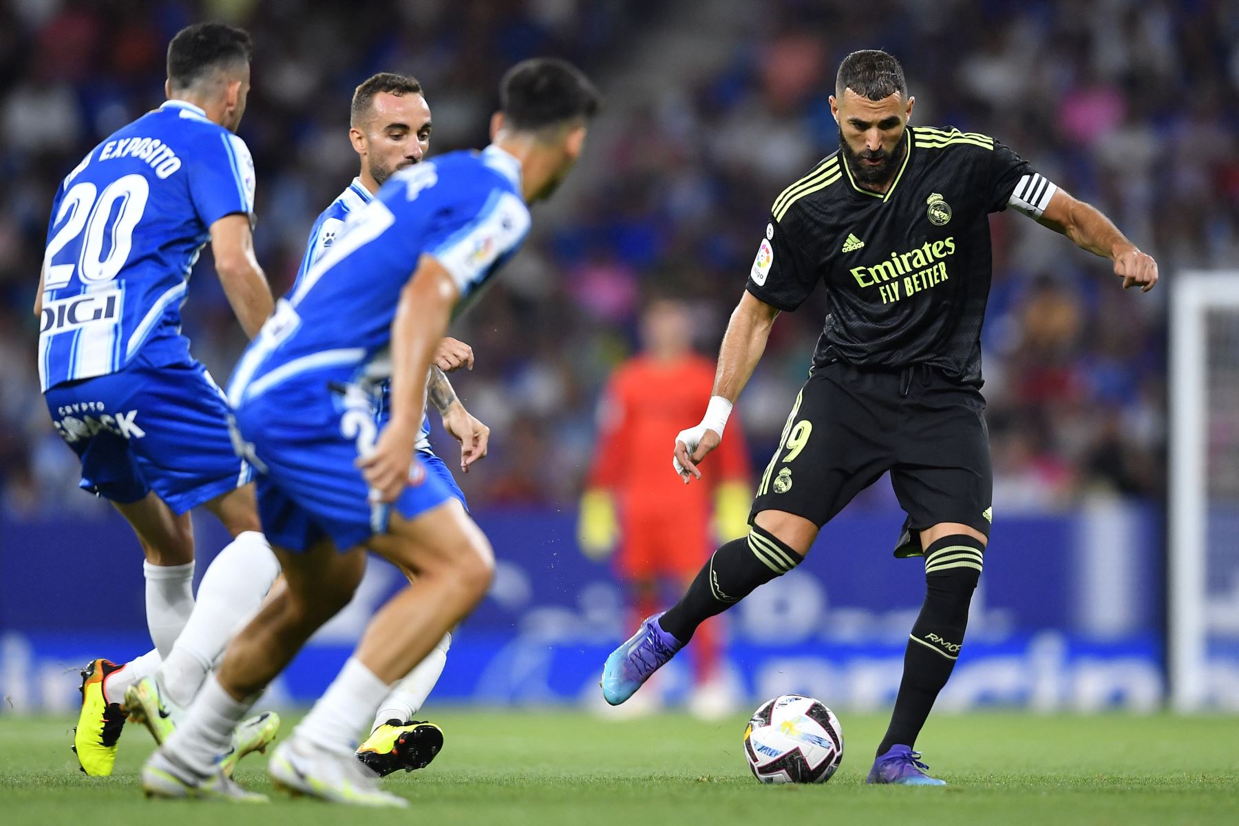 El delantero francés del Real Madrid Karim Benzema es desafiado por el centrocampista español del Espanyol Eduardo Expósito durante el partido de la Liga española. Foto: AFP