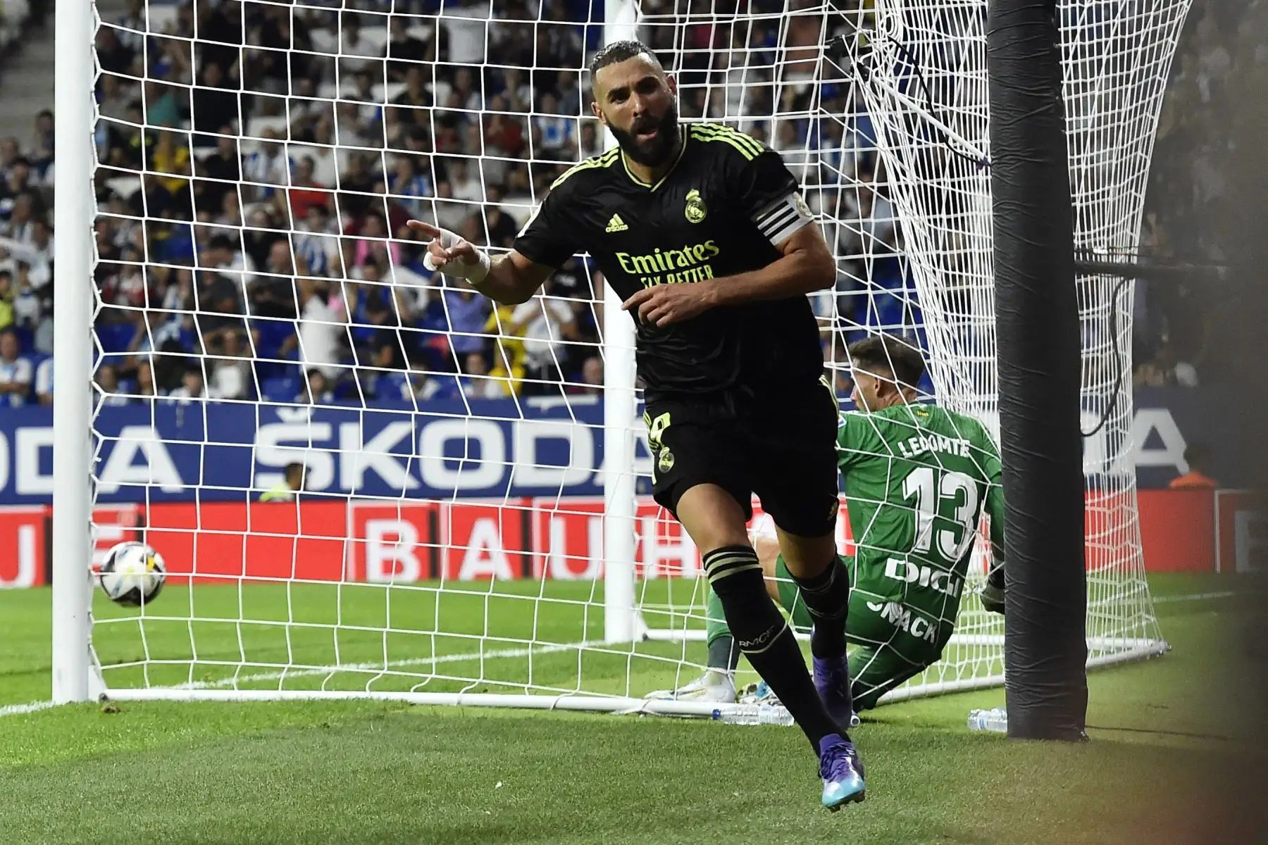 El delantero francés del Real Madrid, Karim Benzema, celebra marcar el segundo gol de su equipo ante el RCD Espanyol durante el partido de fútbol de la Liga. Foto: AFP