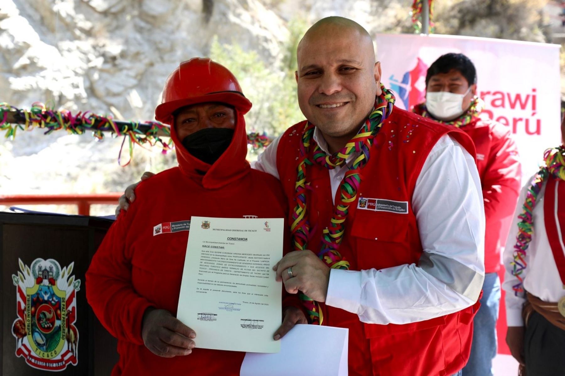 Titular del MTPE, Alejandro Salas; con beneficiaria del programa de empleo temporal Lurawi Perú, en Tacna. Foto: Cortesía.
