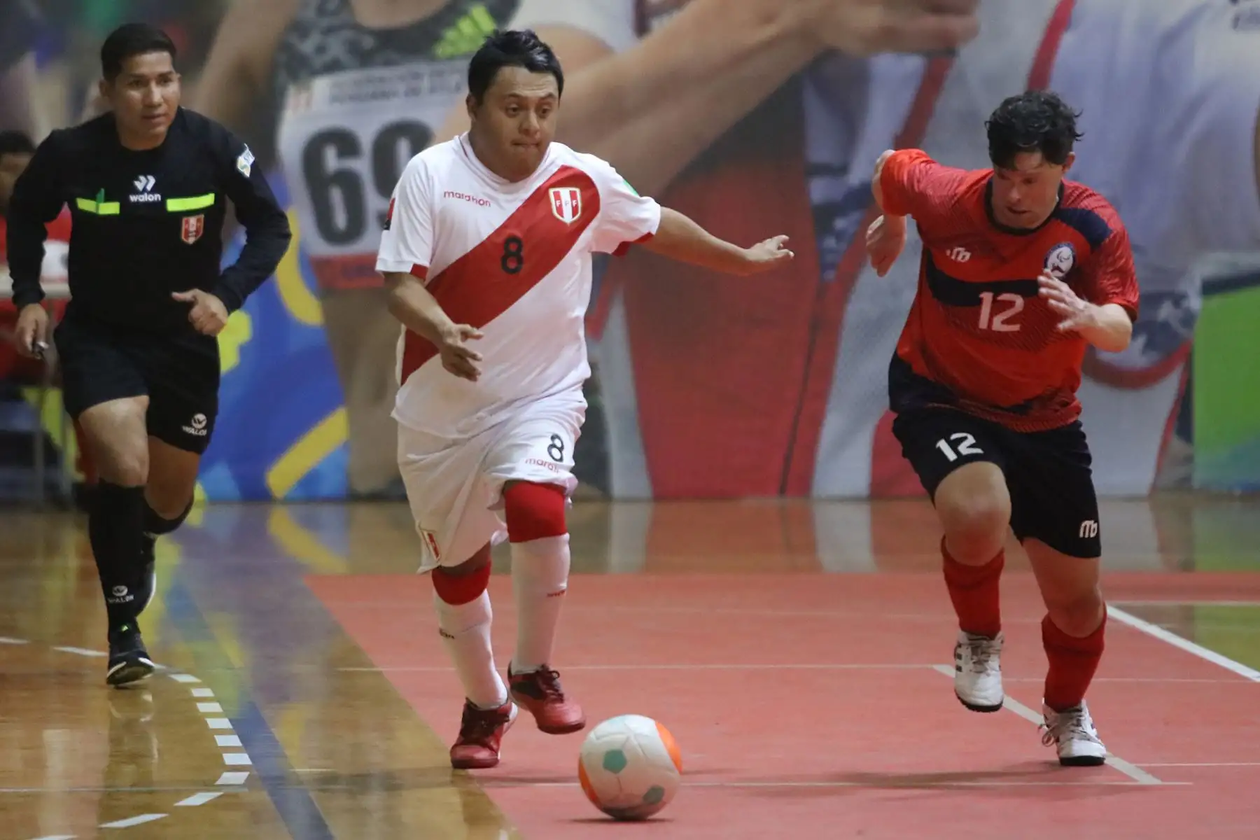 Perú se consagra campeón de Futsal Down. Durante dos días, el Polideportivo 1 de la sede Legado VIDENA se llenó de color y emoción con el “1er Clásico del Pacífico” jugado entre Perú y Chile. Las graderías se abarrotaron de familias enteras e hinchas 
 Foto: Legado