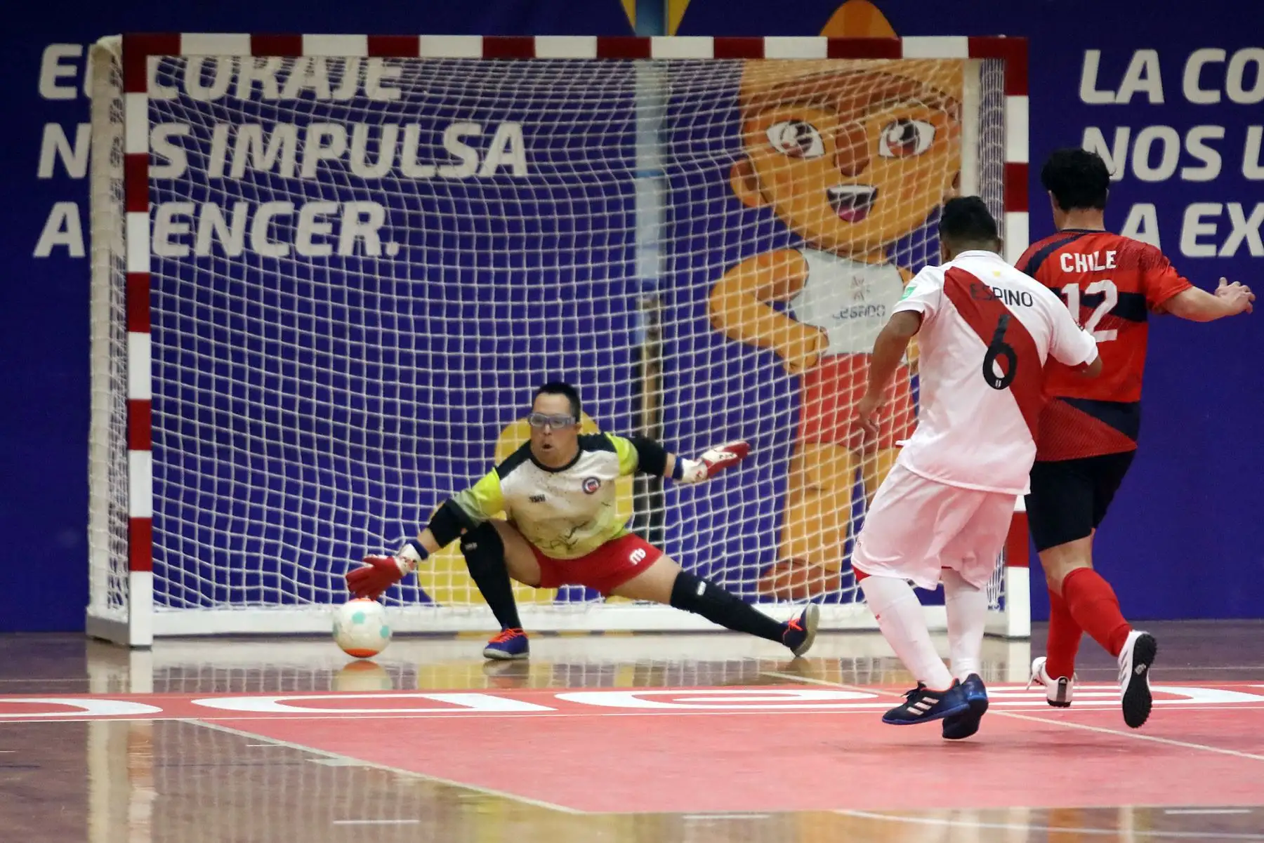 Perú se consagra campeón de Futsal Down. Durante dos días, el Polideportivo 1 de la sede Legado VIDENA se llenó de color y emoción con el “1er Clásico del Pacífico” jugado entre Perú y Chile. Las graderías se abarrotaron de familias enteras e hinchas 
 Foto: Legado