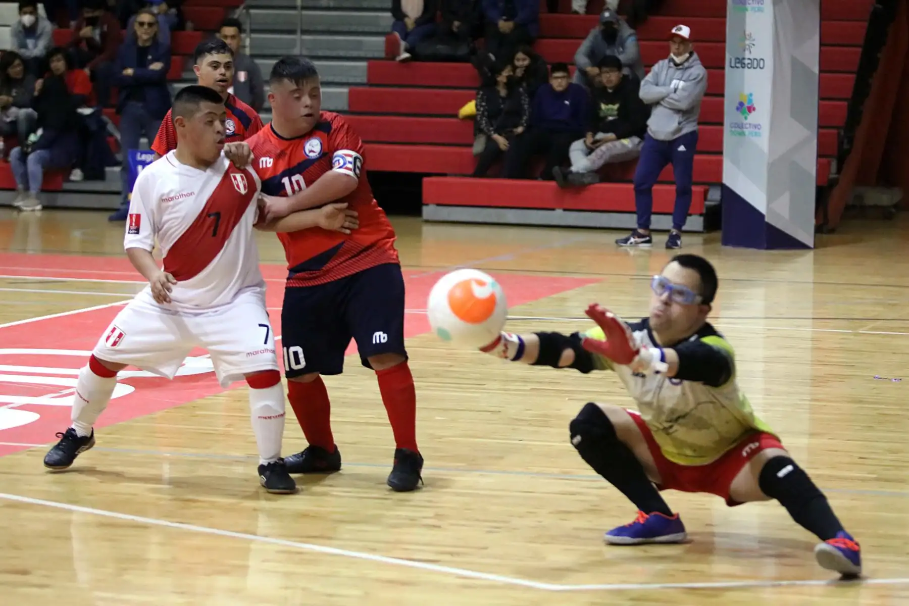 Perú se consagra campeón de Futsal Down. Durante dos días, el Polideportivo 1 de la sede Legado VIDENA se llenó de color y emoción con el “1er Clásico del Pacífico” jugado entre Perú y Chile. Las graderías se abarrotaron de familias enteras e hinchas 
 Foto: Legado