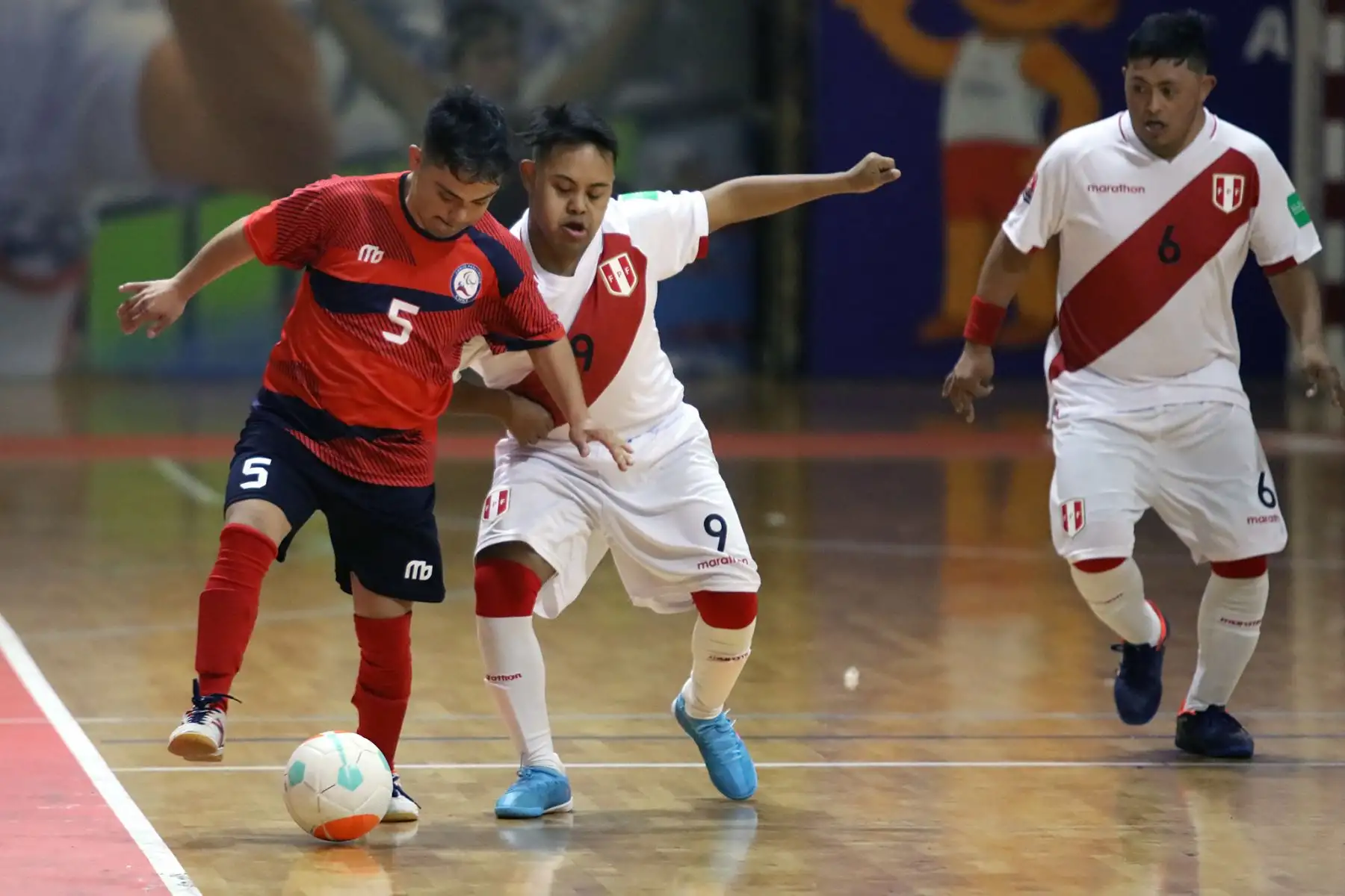 Perú se consagra campeón de Futsal Down. Durante dos días, el Polideportivo 1 de la sede Legado VIDENA se llenó de color y emoción con el “1er Clásico del Pacífico” jugado entre Perú y Chile. Las graderías se abarrotaron de familias enteras e hinchas 
 Foto: Legado