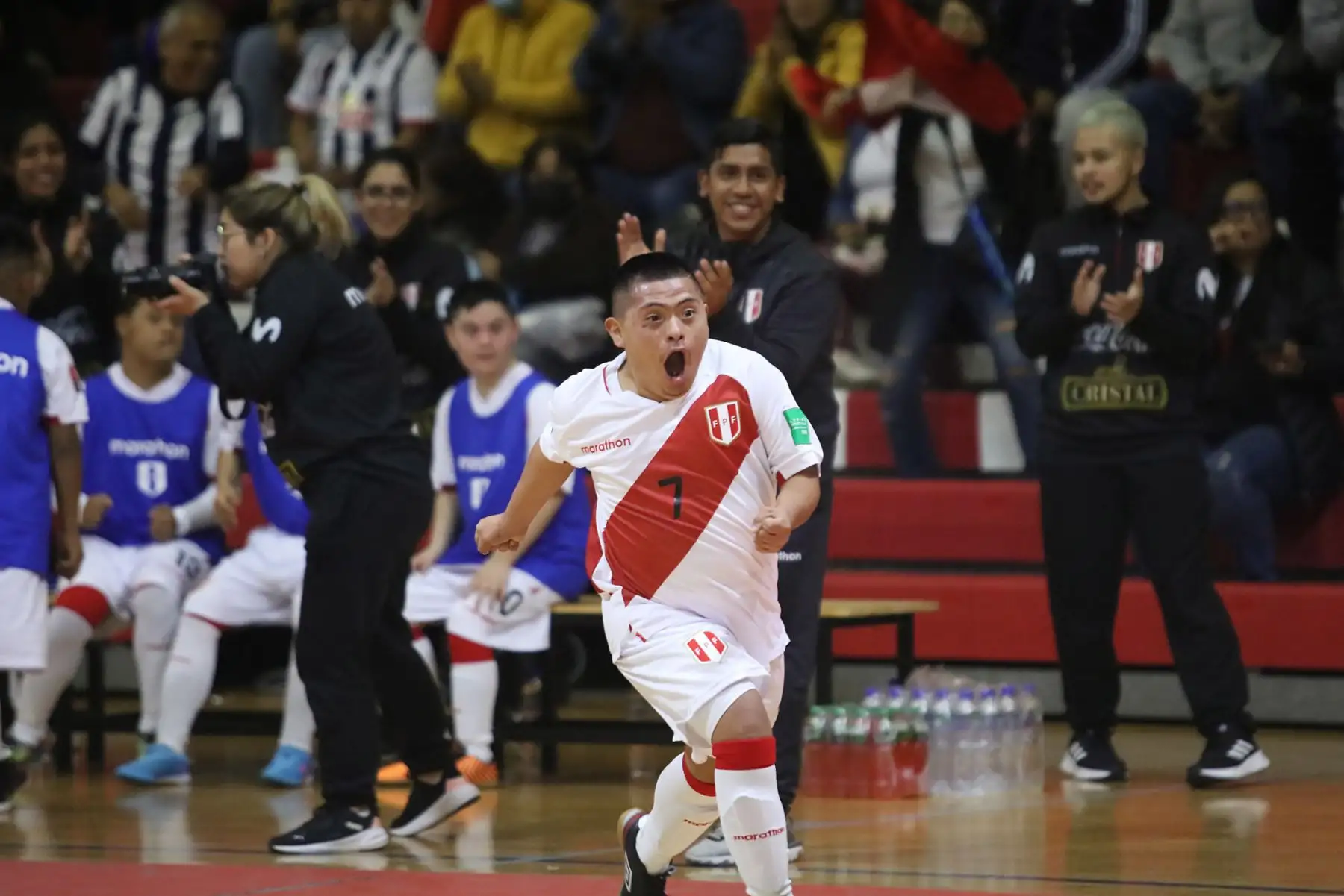 Perú se consagra campeón de Futsal Down. Durante dos días, el Polideportivo 1 de la sede Legado VIDENA se llenó de color y emoción con el “1er Clásico del Pacífico” jugado entre Perú y Chile. Las graderías se abarrotaron de familias enteras e hinchas 
 Foto: Legado