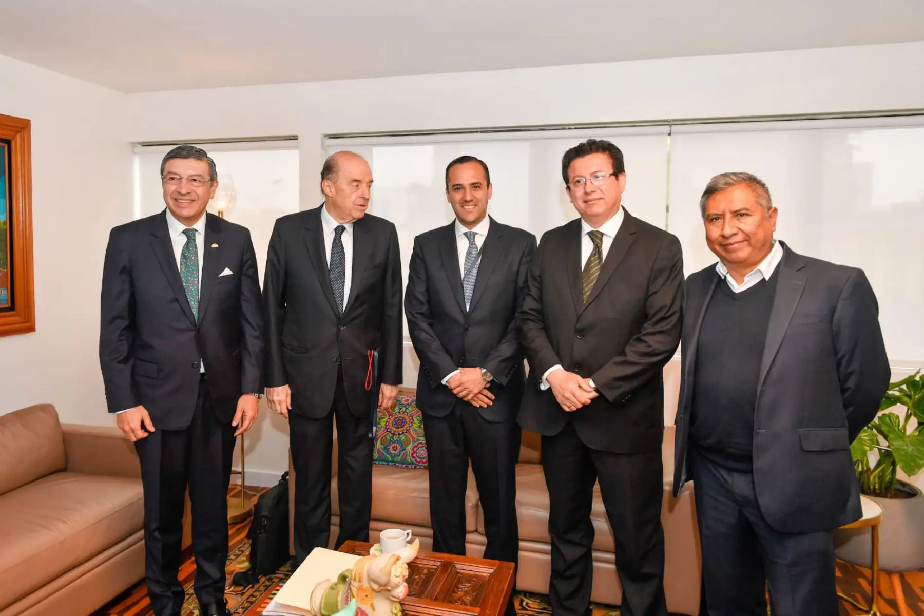 En el marco del traspaso de la Presidencia Pro Témpore de la Comunidad Andina, el Canciller Miguel Ángel Rodríguez Mackay dialogó con sus homólogos de Bolivia, Rogelio Mayta; Colombia 
Alvaro Leyva y Ecuador, Juan Carlos Holguin , reafirmando su compromiso con la integración andina.
Foto: Cancillería