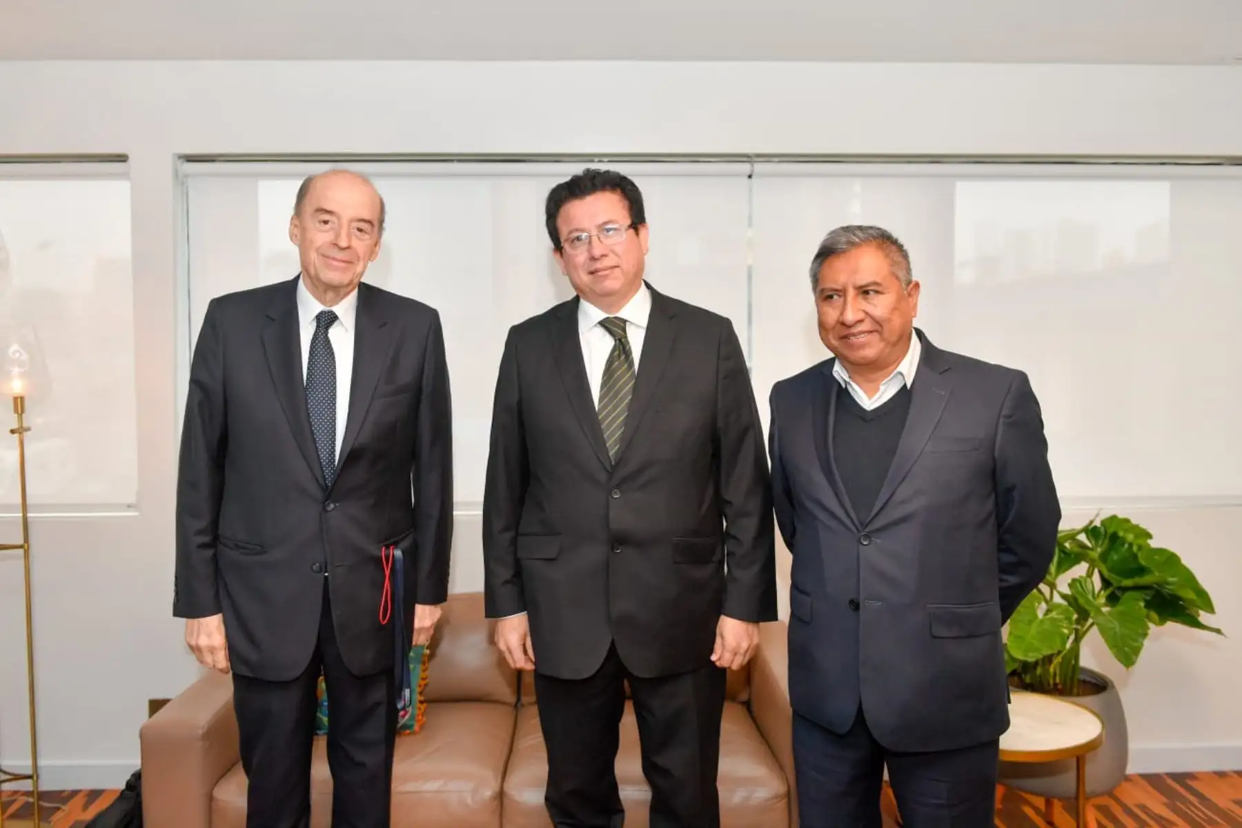 En el marco del traspaso de la Presidencia Pro Témpore de la Comunidad Andina, el Canciller Miguel Ángel Rodríguez Mackay dialogó con sus homólogos de Bolivia, Rogelio Mayta; Colombia 
Alvaro Leyva y Ecuador, Juan Carlos Holguin , reafirmando su compromiso con la integración andina.
Foto: Cancillería