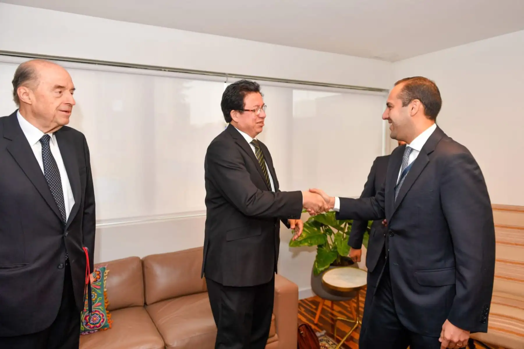 En el marco del traspaso de la Presidencia Pro Témpore de la Comunidad Andina, el Canciller Miguel Ángel Rodríguez Mackay dialogó con sus homólogos de Bolivia, Rogelio Mayta; Colombia 
Alvaro Leyva y Ecuador, Juan Carlos Holguin , reafirmando su compromiso con la integración andina.
Foto: Cancillería