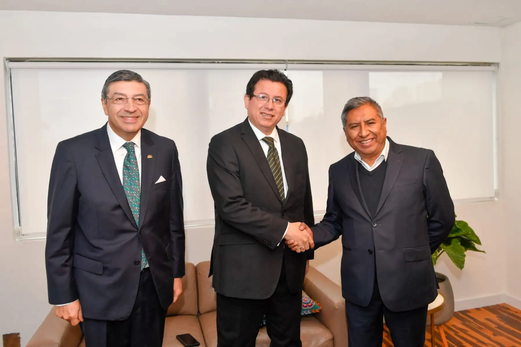 En el marco del traspaso de la Presidencia Pro Témpore de la Comunidad Andina, el Canciller Miguel Ángel Rodríguez Mackay dialogó con sus homólogos de Bolivia, Rogelio Mayta; Colombia 
Alvaro Leyva y Ecuador, Juan Carlos Holguin , reafirmando su compromiso con la integración andina.
Foto: Cancillería