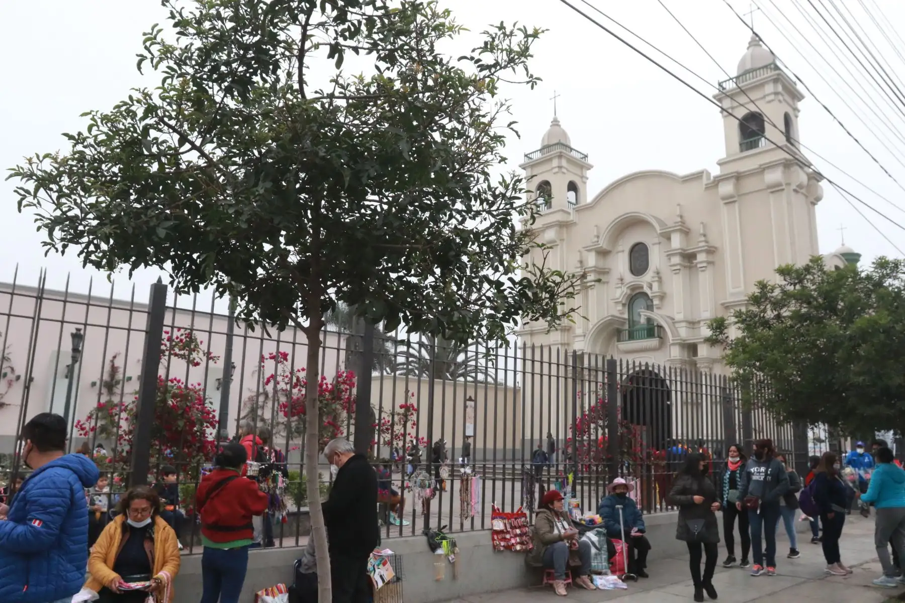 Niños y adultos se congregan en el pozo de los deseos, ubicado en el santuario de Santa Rosa de Lima, previa a la celebración en homenaje a Santa Rosa de Lima el 30 de agosto.
Foto: ANDINA/Héctor Vinces