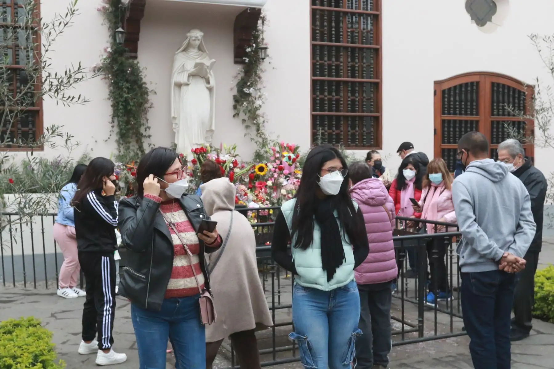 Niños y adultos se congregan en el pozo de los deseos, ubicado en el santuario de Santa Rosa de Lima, previa a la celebración en homenaje a Santa Rosa de Lima el 30 de agosto.
Foto: ANDINA/Héctor Vinces