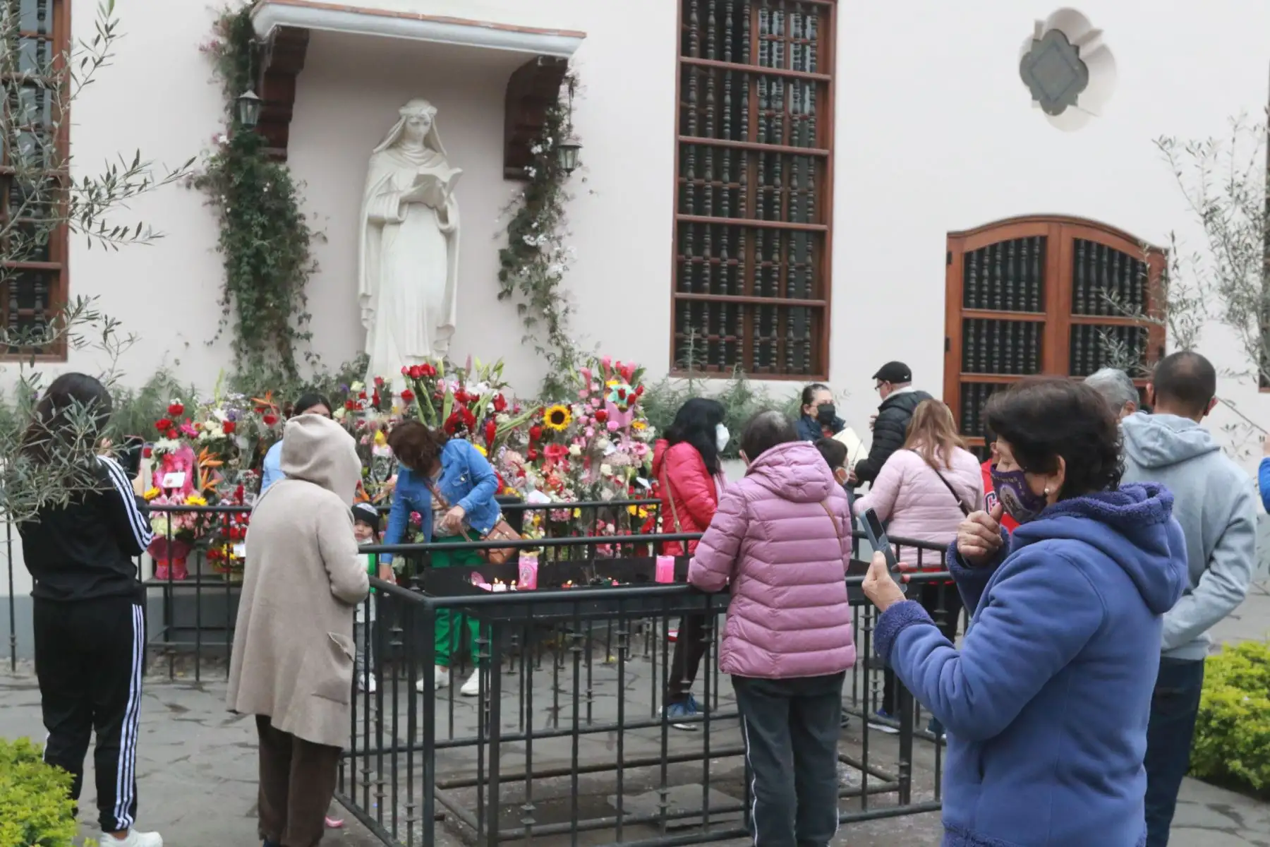 Niños y adultos se congregan en el pozo de los deseos, ubicado en el santuario de Santa Rosa de Lima, previa a la celebración en homenaje a Santa Rosa de Lima el 30 de agosto.
Foto: ANDINA/Héctor Vinces