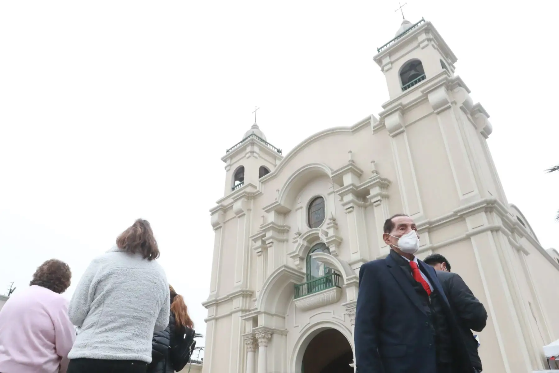 Niños y adultos se congregan en el pozo de los deseos, ubicado en el santuario de Santa Rosa de Lima, previa a la celebración en homenaje a Santa Rosa de Lima el 30 de agosto.
Foto: ANDINA/Héctor Vinces