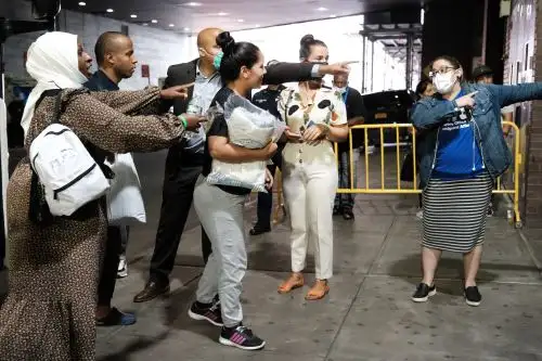 Los inmigrantes que llegaron este lunes suman 130 personas, entre ellos 35 niños. Foto: AFP